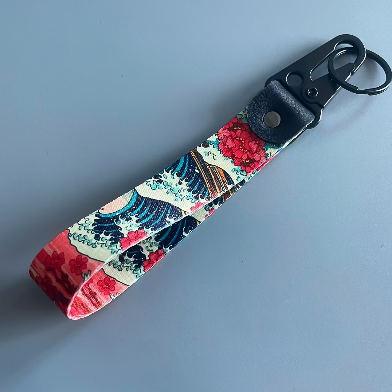 E-shop Ein wunderschönes Schlüsselanhänger-Design mit Ozeanwellen und Blumen im japanischen -E-Stil, kombiniert mit einem Metall-Schlüsselring oder