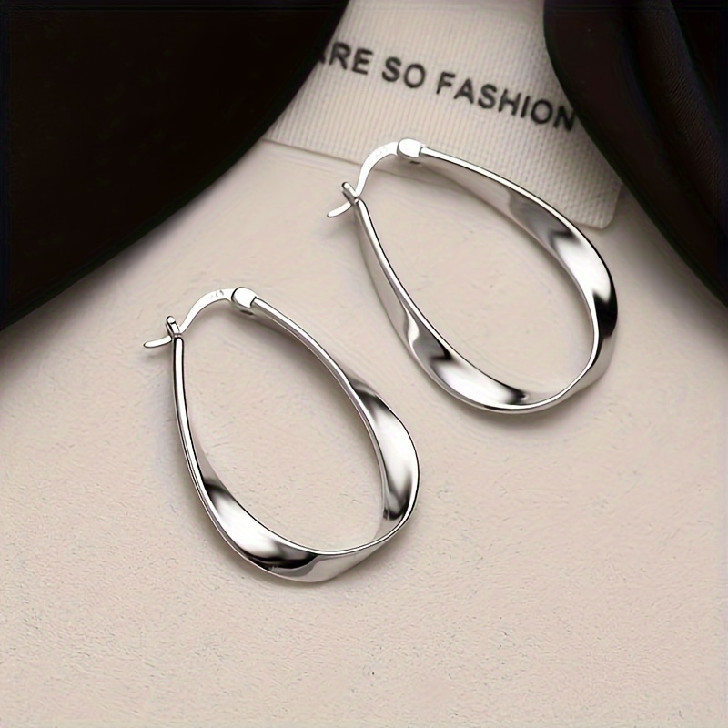 

The Elegant Of The Loop Earrings Is A Perfect Accessory For Men's Daily Gatherings.