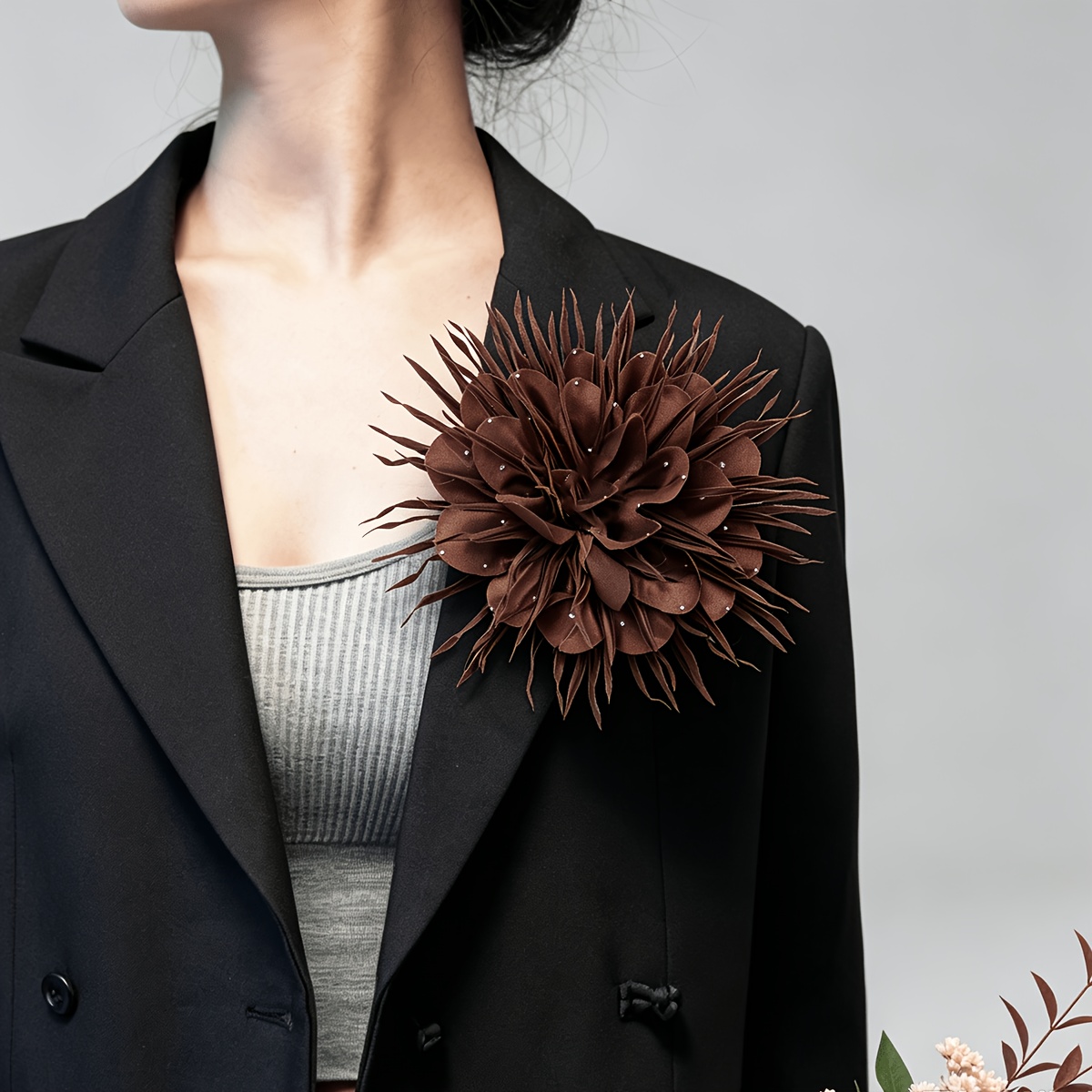 TEMU 1 stuks Handgemaakte Dames Corsage met Naald Naaldwerk Design Sense Niche Elegant Bloem Driedimensionaal Herfst Winter Koffie Rood Jurk Banket