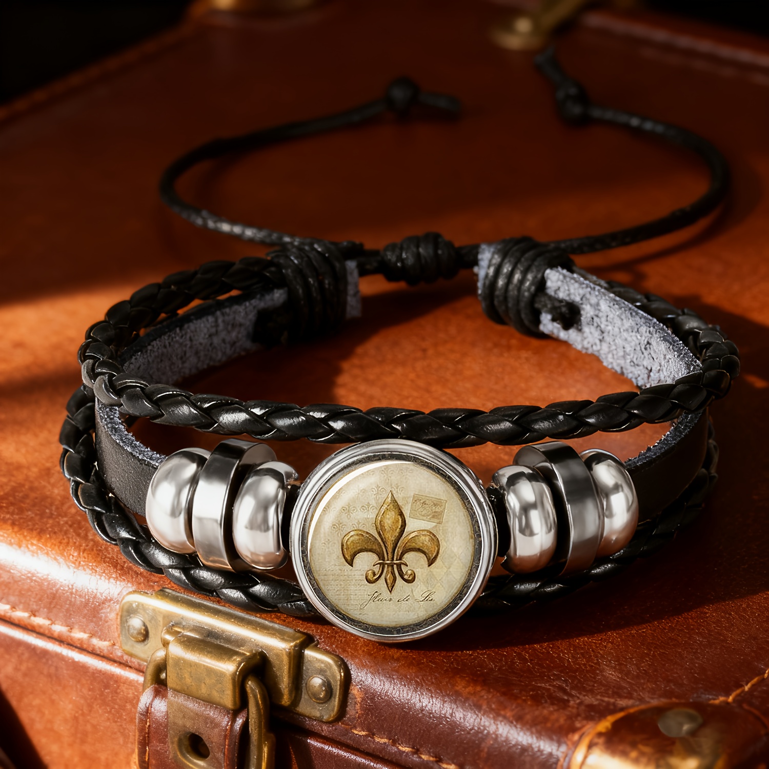 E-shop Herren-Armreif aus schwarzem Kunstleder, mit klassischem Design farbigem Glasmuster als Basis. Das elegante klassische dekorative Element im