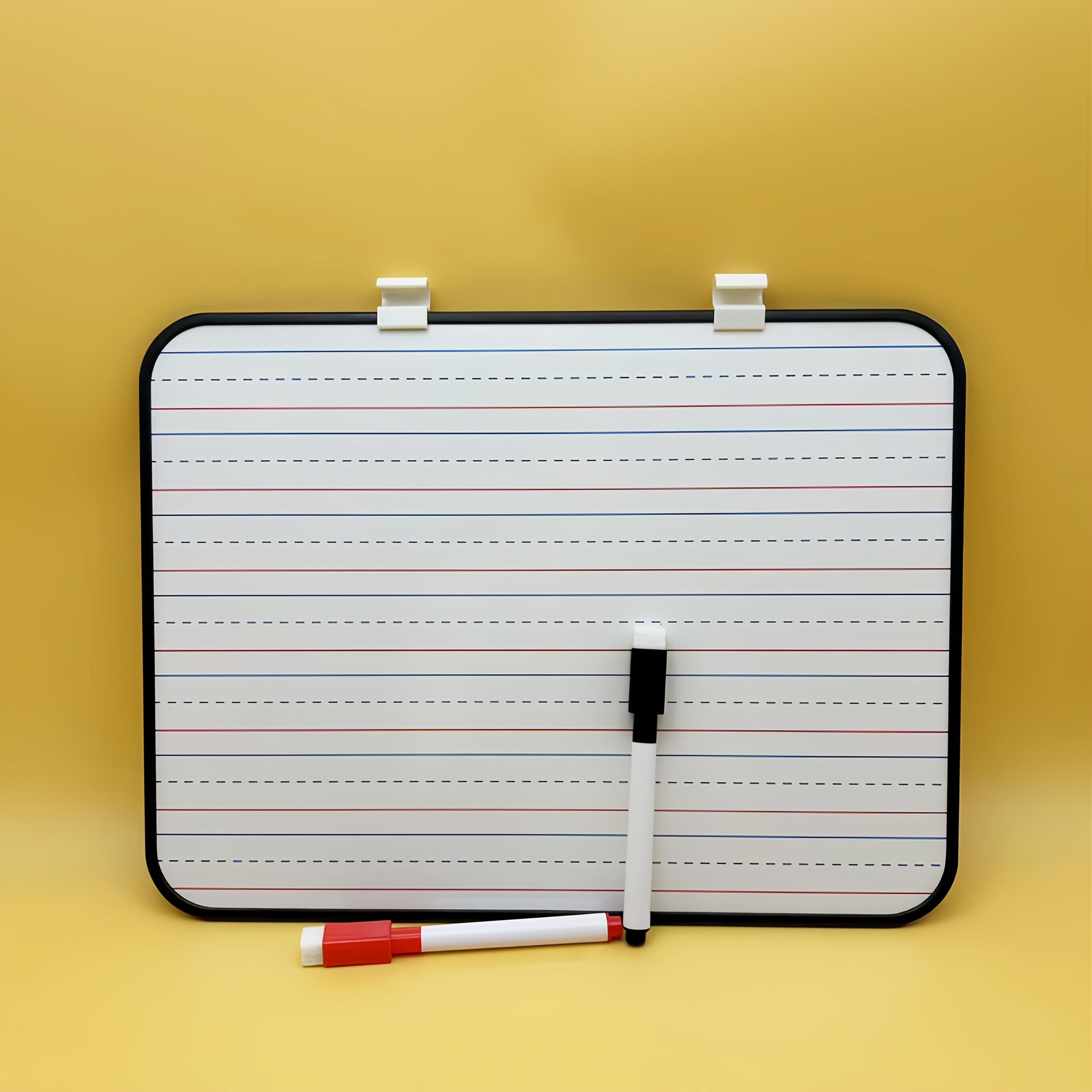 E-shop Ein tragbares, doppelseitiges Whiteboard mit vier Linien und drei Gittern auf einer Seite und einer schlichten weißen Oberfläche auf der anderen