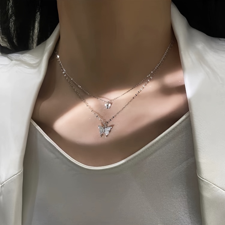 Collar de Mariposa Doble Capa para Mujeres - Elegante, Cadena de Acero Inoxidable con Detalles, Diseño Minimalista y Ligero para Uso Diario y Fiestas, Idea de Regalo para San Valentín, Joyería de Mariposas, Accesorio Especial para Ocasiones, Detalle de Cadena Retorcida, Complemento Refinado