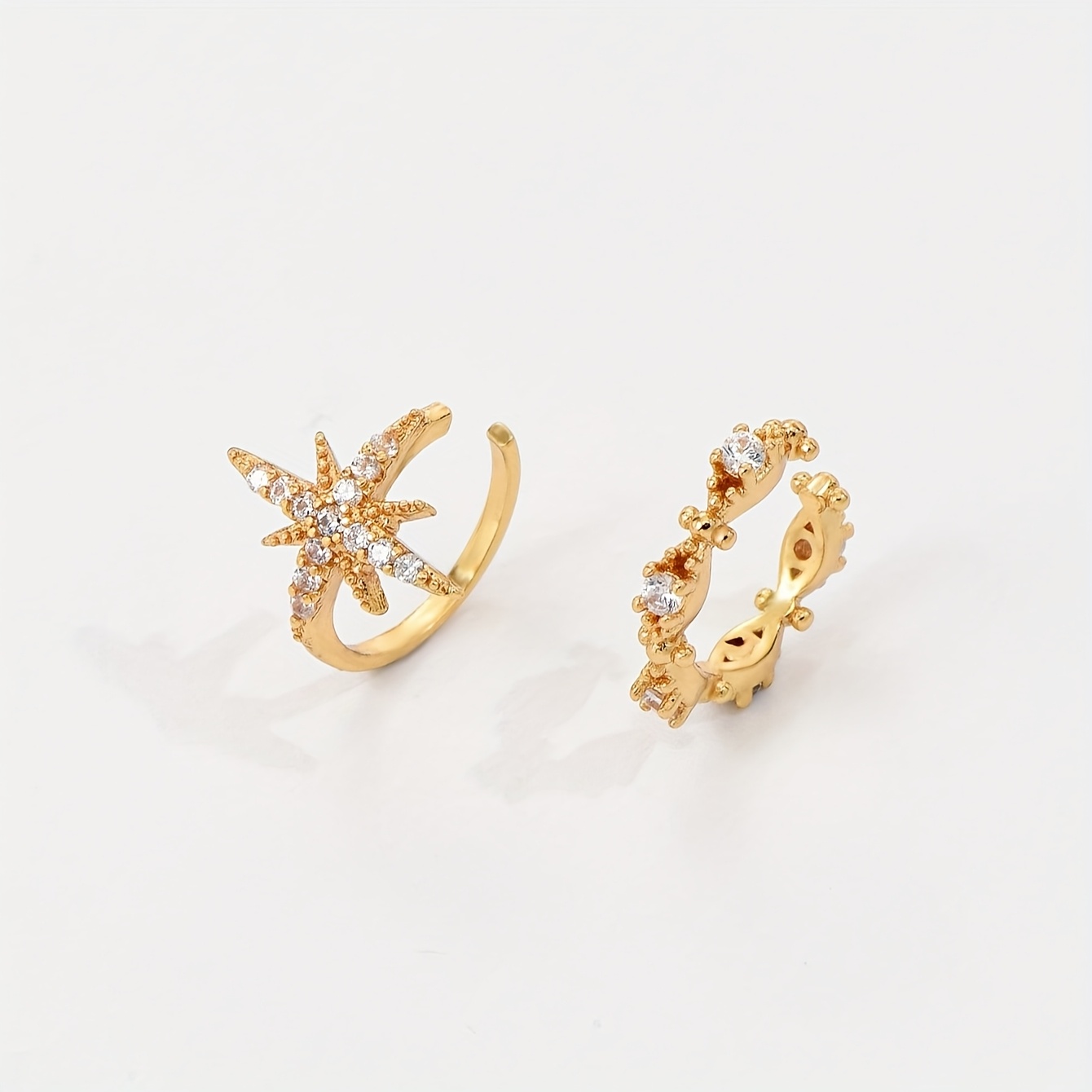 E-shop Ein Set aus zwei stylischen Clip-On Ohrringen für Damen, mit bezaubernden und glänzenden goldenen Mini-Stern-Ohrringen, eingelegt mit Zirkonia,