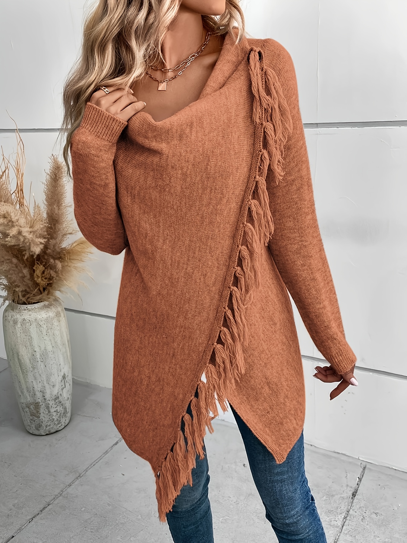 Chal Elegante con Cuello Drapado y Flecos