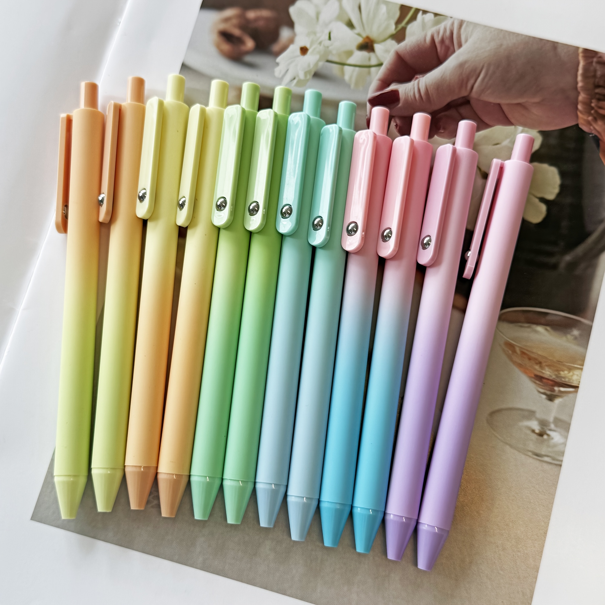 TEMU Lot de 12 stylos à dégradé pastel pour femme, pointe fine 1,0 mm pour une écriture fluide, stylos rétractables mignons pour le journaling et de