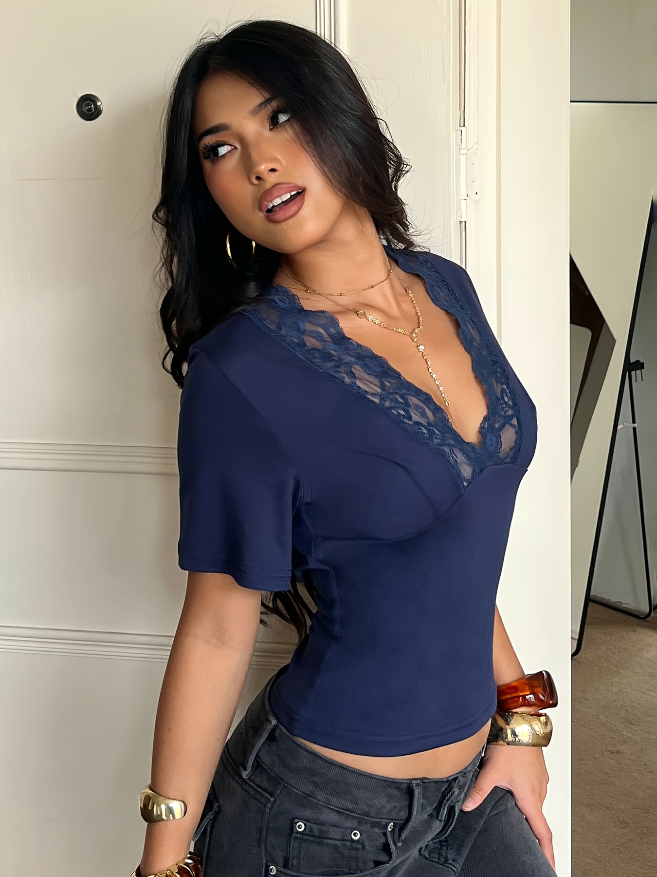 T-shirt a maniche corte con patchwork di pizzo piccante e scollo a V profondo,