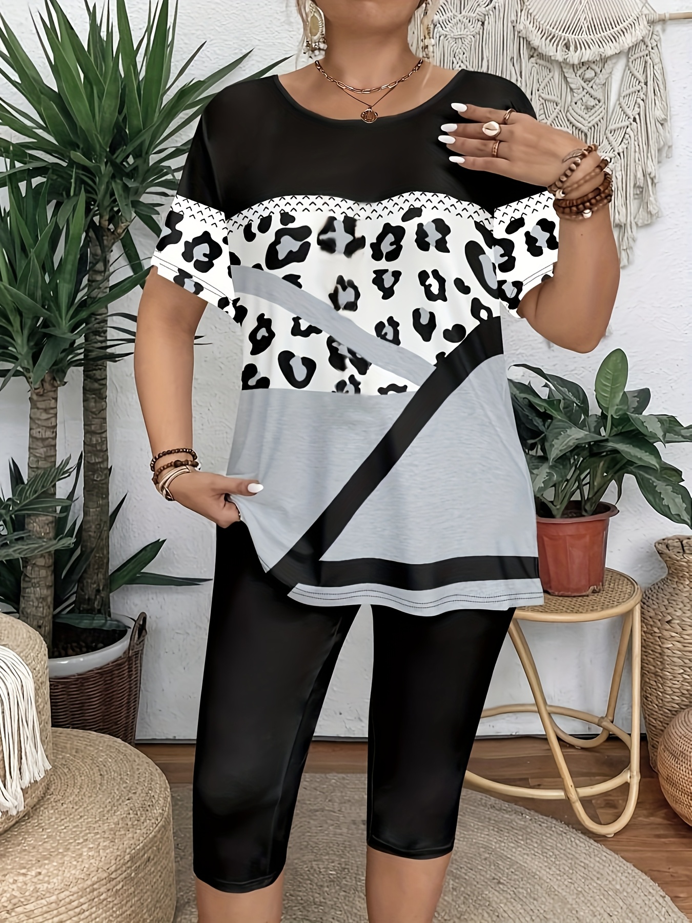Elegant Plus Size Crew Neck T-Shirt with Floral Print - Soft Medium Stretch Fabric, Short Sleeve Top for Women, Casual Wear, All Season Tee|Floral Print Top|Comfortable Fit, Plus Size Clothing