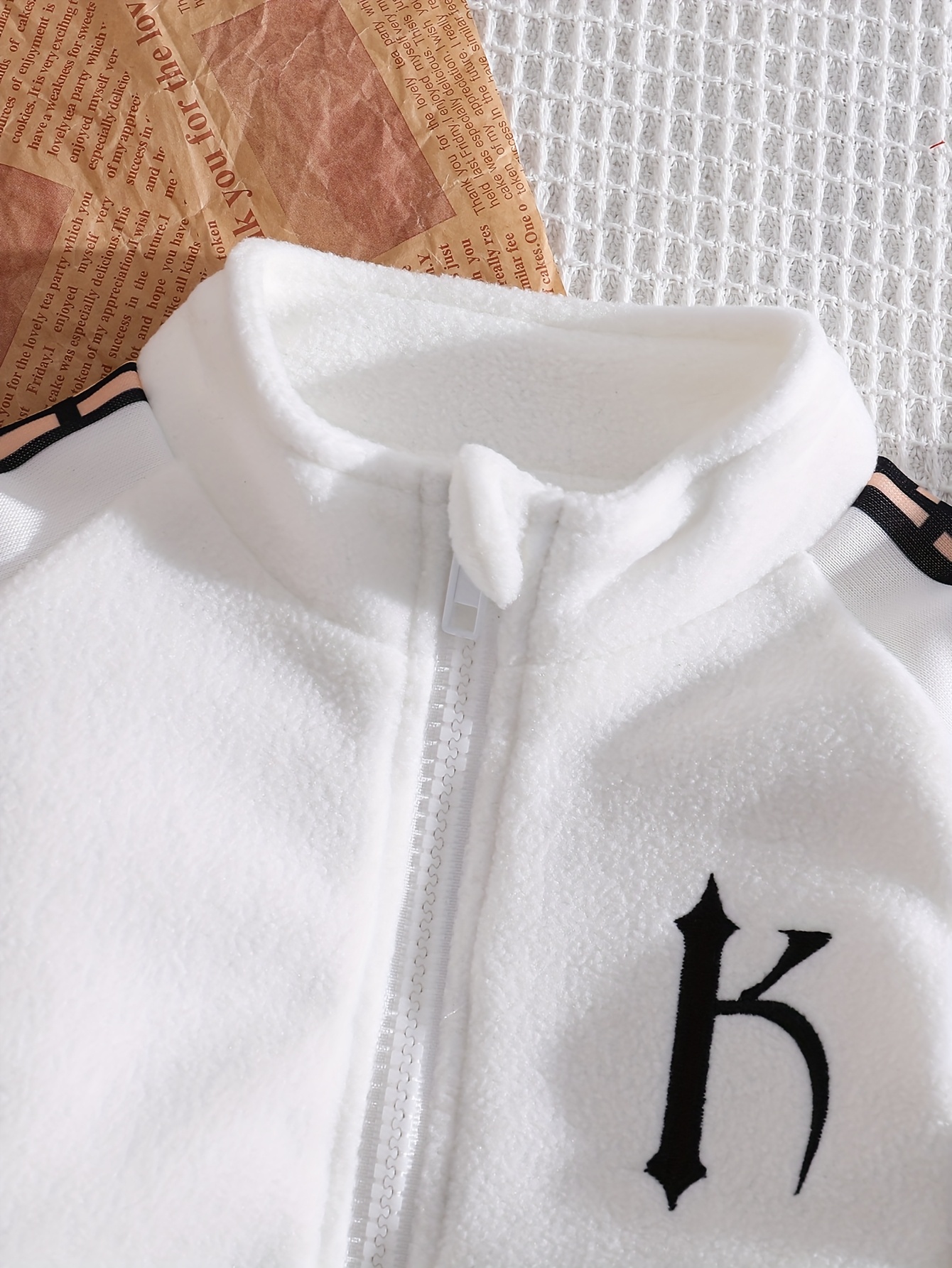 nieuwe herfst- en winteroutfit in sportieve stijl voor babyjongens