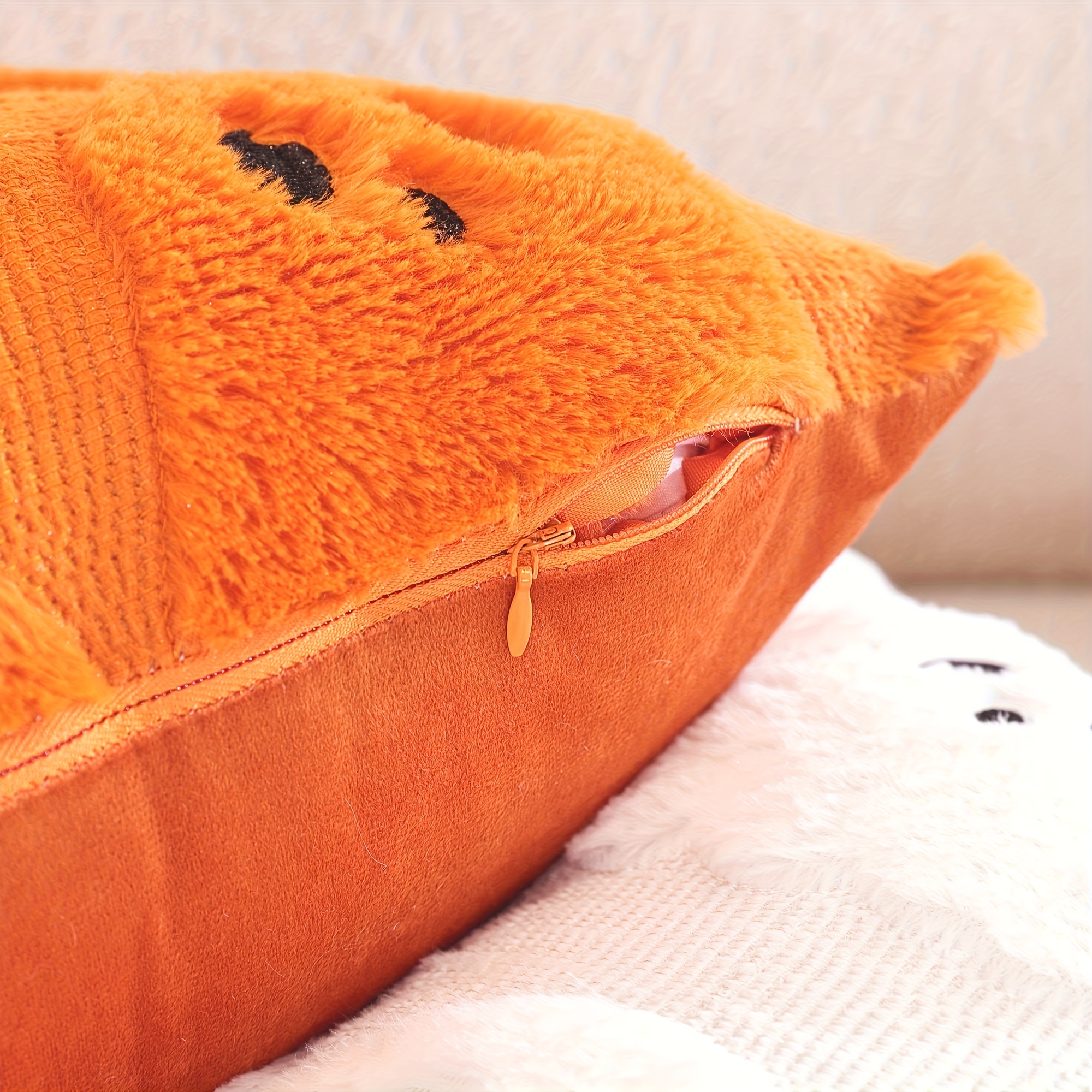 O husă de pernă decorativă 3D Jacquard cu un singur spirit drăguț de Halloween, cu broderie matlasată. Este un cadou festiv și decorațiune de petrecere (doar husa de pernă, fără inserție inclusă).