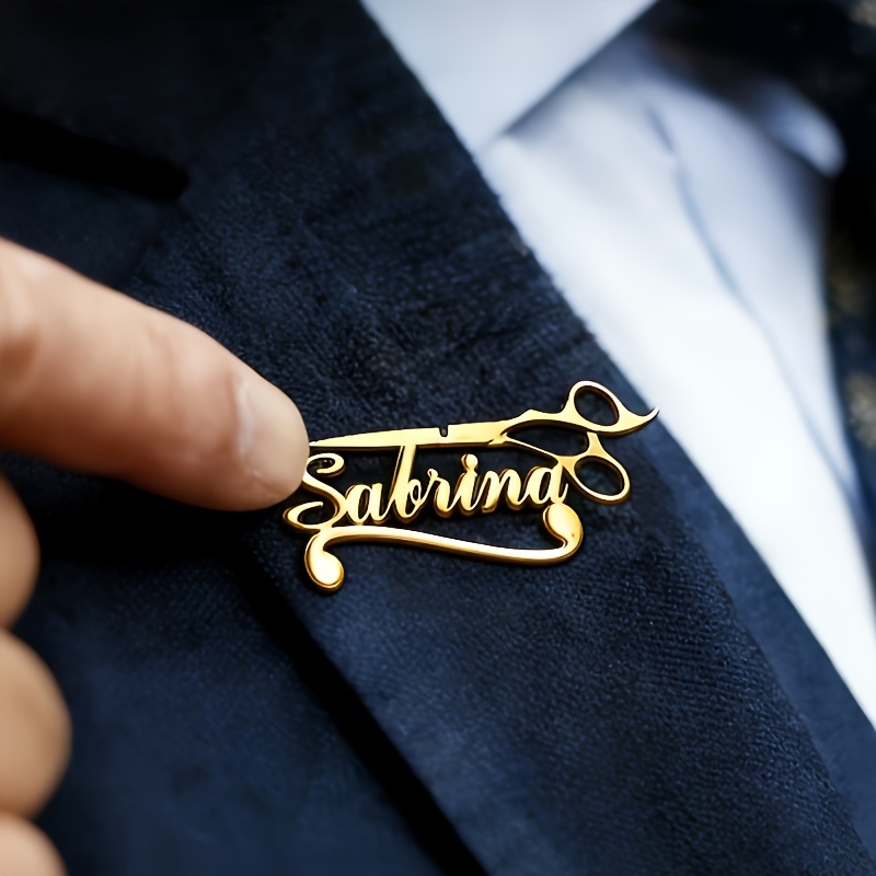 E-shop Personalisierte Brosche mit selbstdefiniertem Namen, Scheremuster-Form, Anstecknadel, personalisierte Namensbrosche aus 304 Edelstahl,