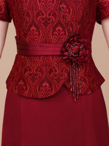 Abito estivo 2026 alla moda bordeaux a maniche corte con scollo e manica sgambata sul retro (swing), abito da sera di lusso in pizzo con design finto 2 pezzi di alta classe. Decorato con abbellimenti floreali 3D oversize e ricami pesanti con strass. Chiusura con cerniera posteriore per vestirsi