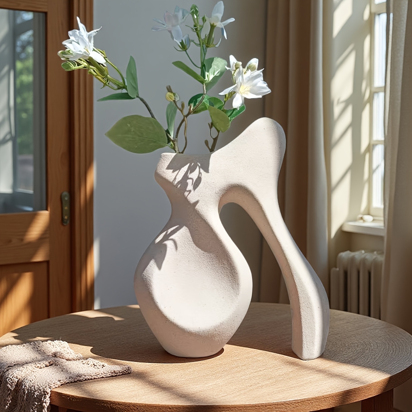 A Newly Launched Ceramic Vase Featuring Geometric Elements, Entirely Handcrafted, with a Matte End. This Modern-Style Decorative Vase Is Suitable for Home Decor, Office Settings, Wedding Parties, And More. It Serves As a Stylish Vase