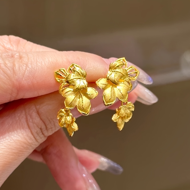 Um Par de Brincos de Argola Folha de Dourado em Estilo Chinês para Mulheres, Apresentando um Design de em Vintage Único: retailer-supplied image