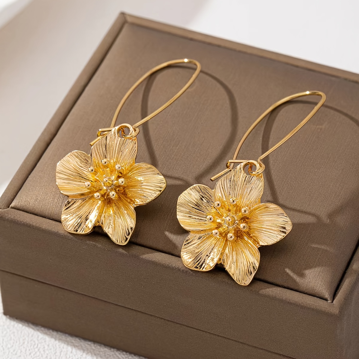 TEMU Une paire de boucles d'oreilles longues élégantes et stylées avec un motif floral, parfaites pour de à n'importe quel ensemble.