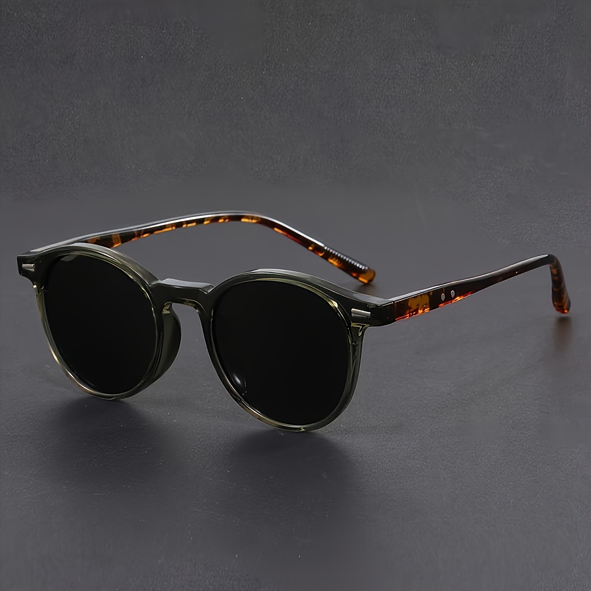 

1 Paire de Lunettes de Mode Ronde en PC - Sportives pour Course, Baseball, Pêche - Lunettes de Voyage Décoratives de Haute Qualité