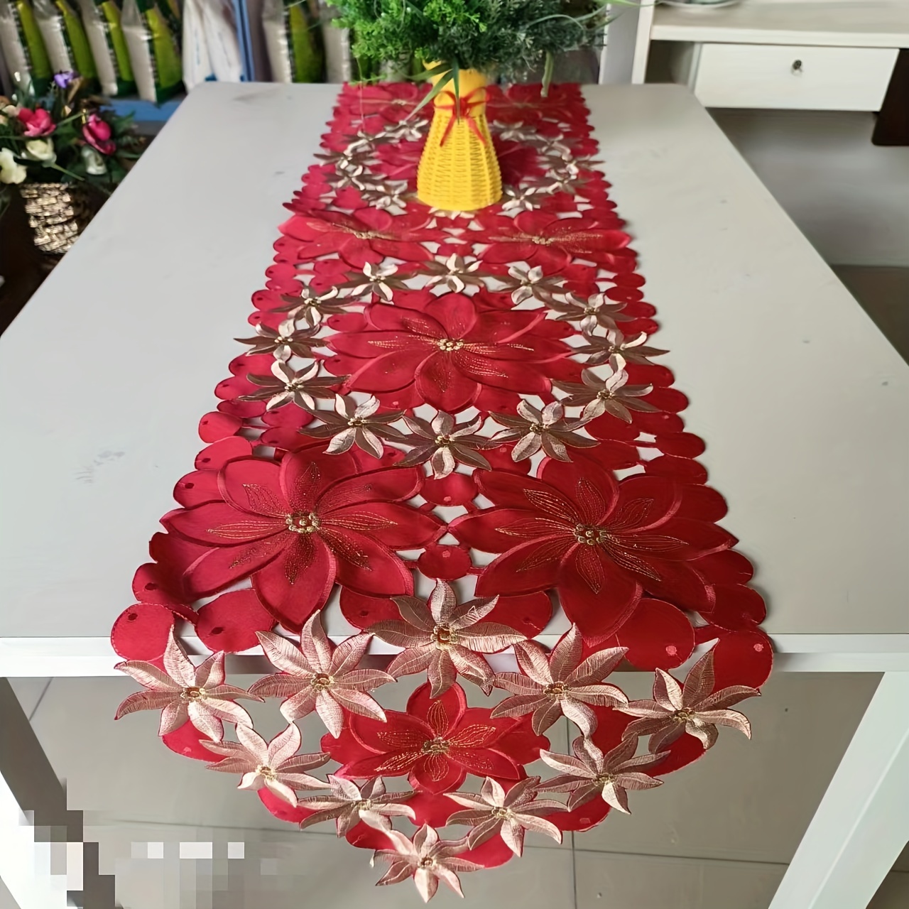 TEMU El fabricante vende manteles rojos navideños con bordados calados, banderines de mesa y posavasos