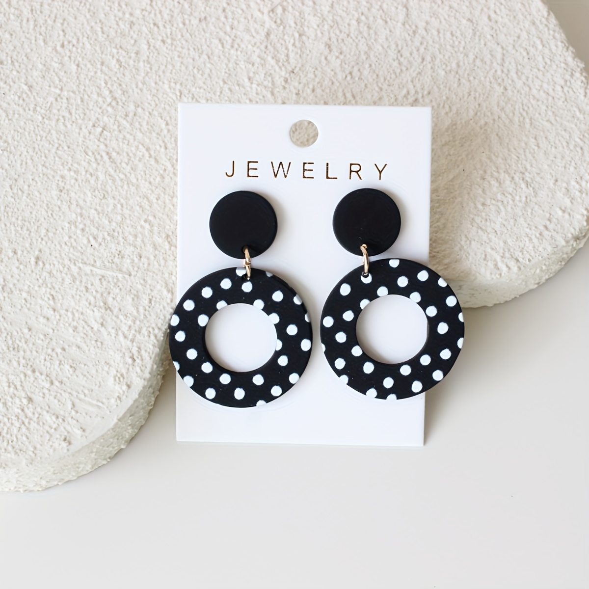 E-shop Ein Paar klassische schwarze, hohle, runde Vintage-Polka-Dot-Acryl-Ohrhänger, mit einer niedlichen und eleganten Tonstruktur, für den , Partys,