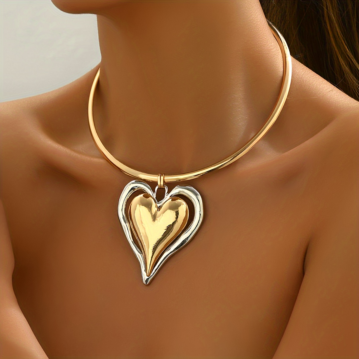 

A Simple And Stylish Glossy Fine Collar Necklace With A Two-tone Heart Pendant, Ladies' Daily Parties.