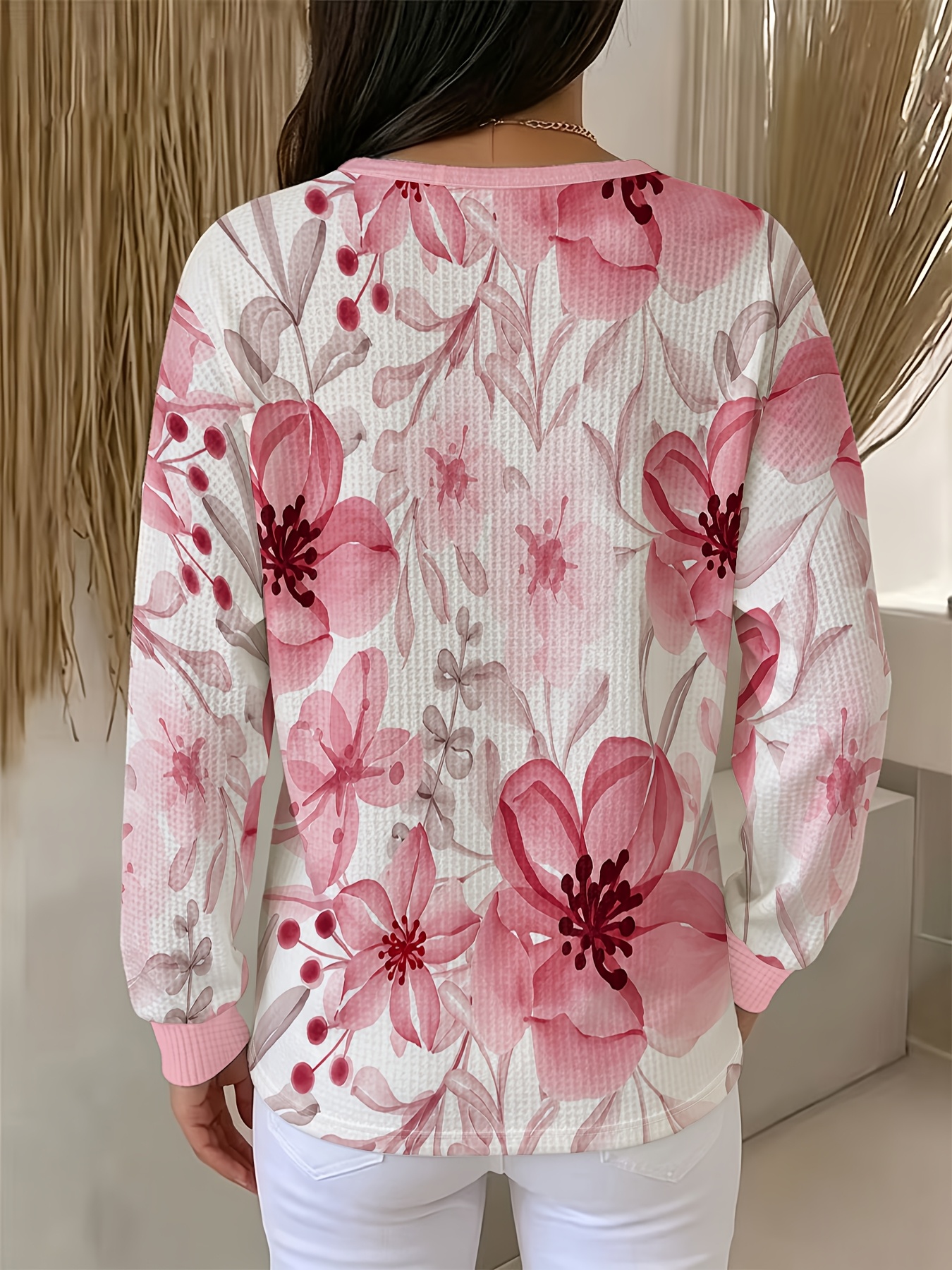 Modieuze, casual en comfortabele wafel-Henley-sweatshirt voor dames met lange mouwen, met grote roze aquarelbloemen op een witte achtergrond, die een zachte en etherische charme uitstraalt