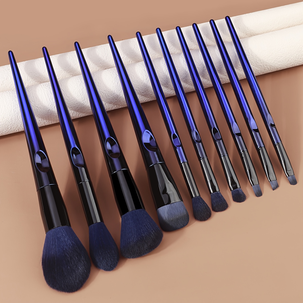 

RANCAI Ensemble de 10 Pinceaux de Maquillage Premium - Poignées Dégradées Bleu & Noir, Pinceaux pour à Paupières, Fond de , Blush, Ombre à Nez, Poudre & Correcteur - Idéal pour Débutants à