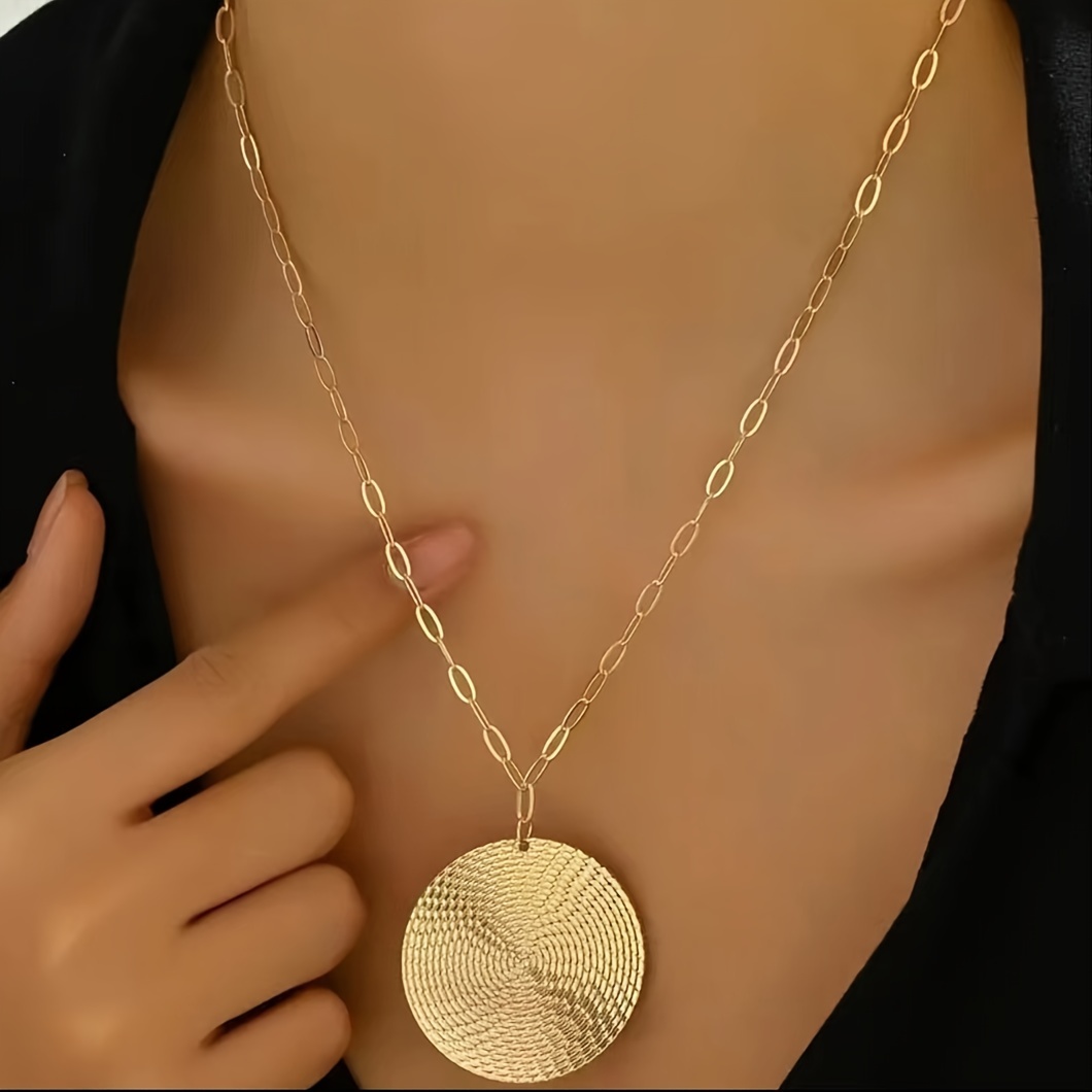 

Elegant Necklace With Textured Round Disc Pendant, Vintage & Luxurious Style, Adjustable Chain For Men And Women