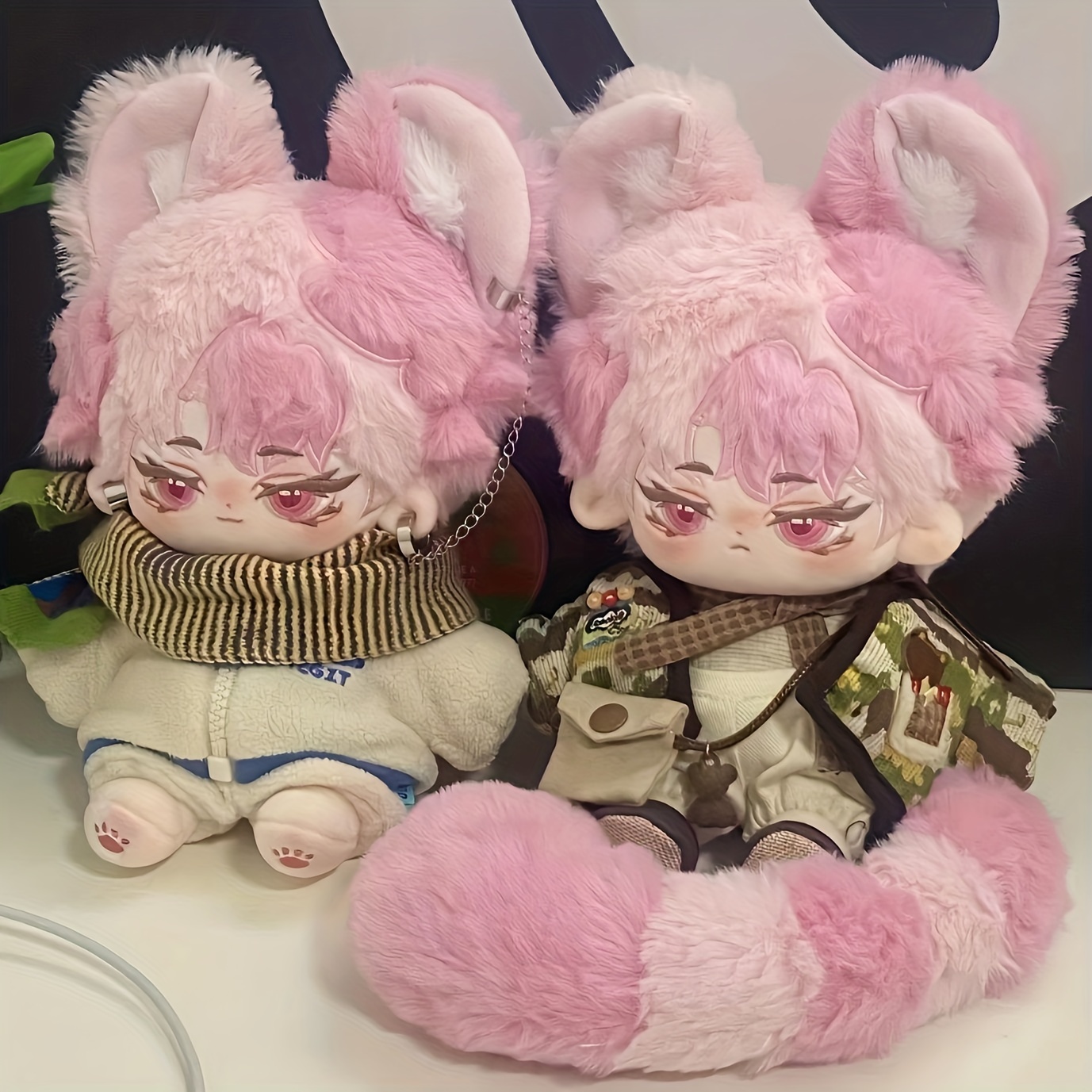 愛らしい20cmのぬいぐるみ 取り外し可能な尻尾と大きな耳付き