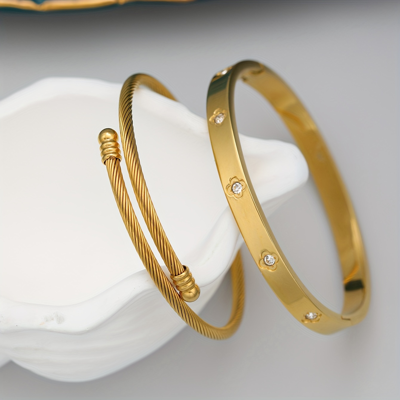 

Elegant 18k Gold Plated Stainless Steel Bangle Bracelets - Perfect For Everyday Wear