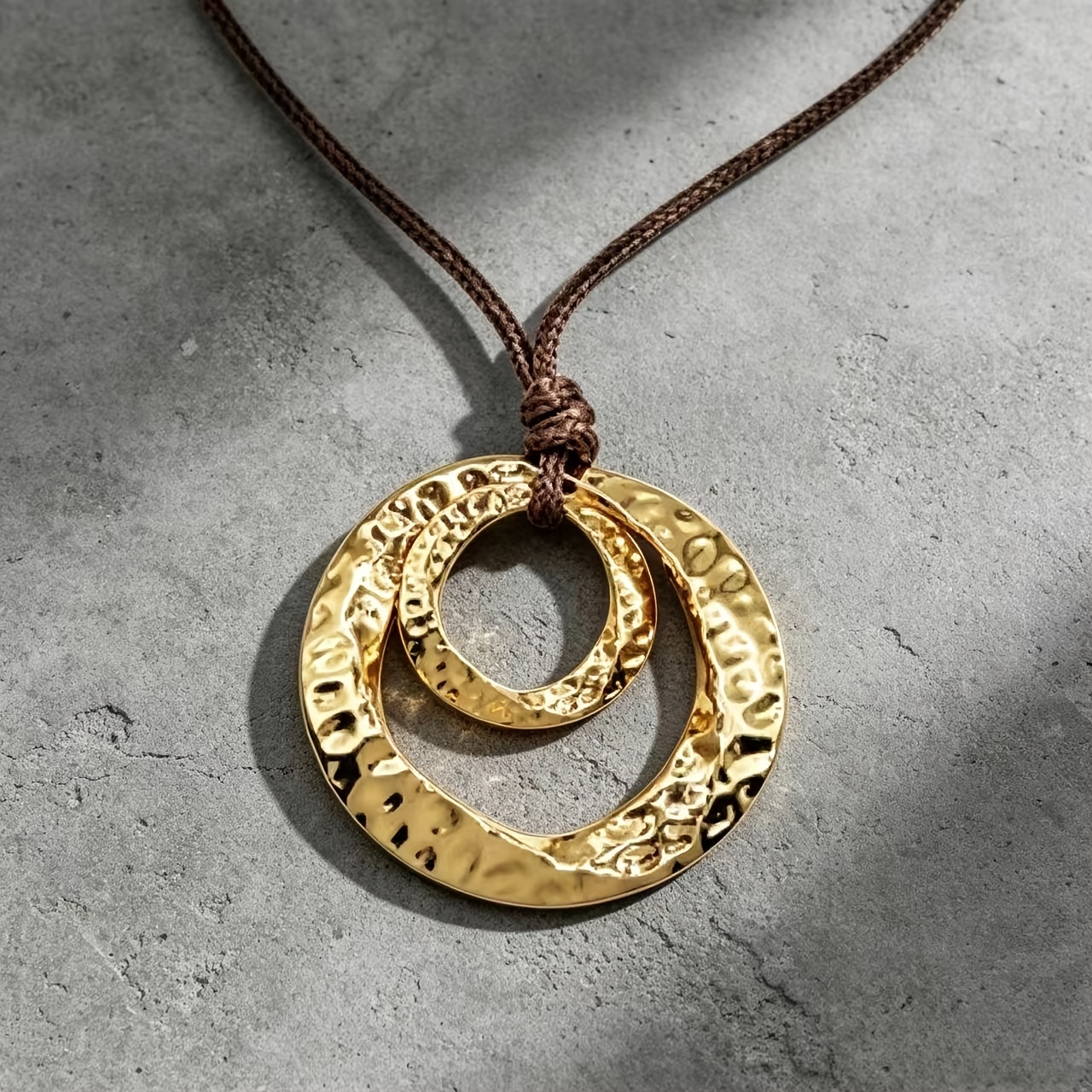 1pc Funky Geometric Irregular Circle Pendant Necklace, Alloy Fashion Twisted Pattern, Versatile Daily Accessory, Unisex, Ideal Gift For Women, Men, Girlfriend, Mother