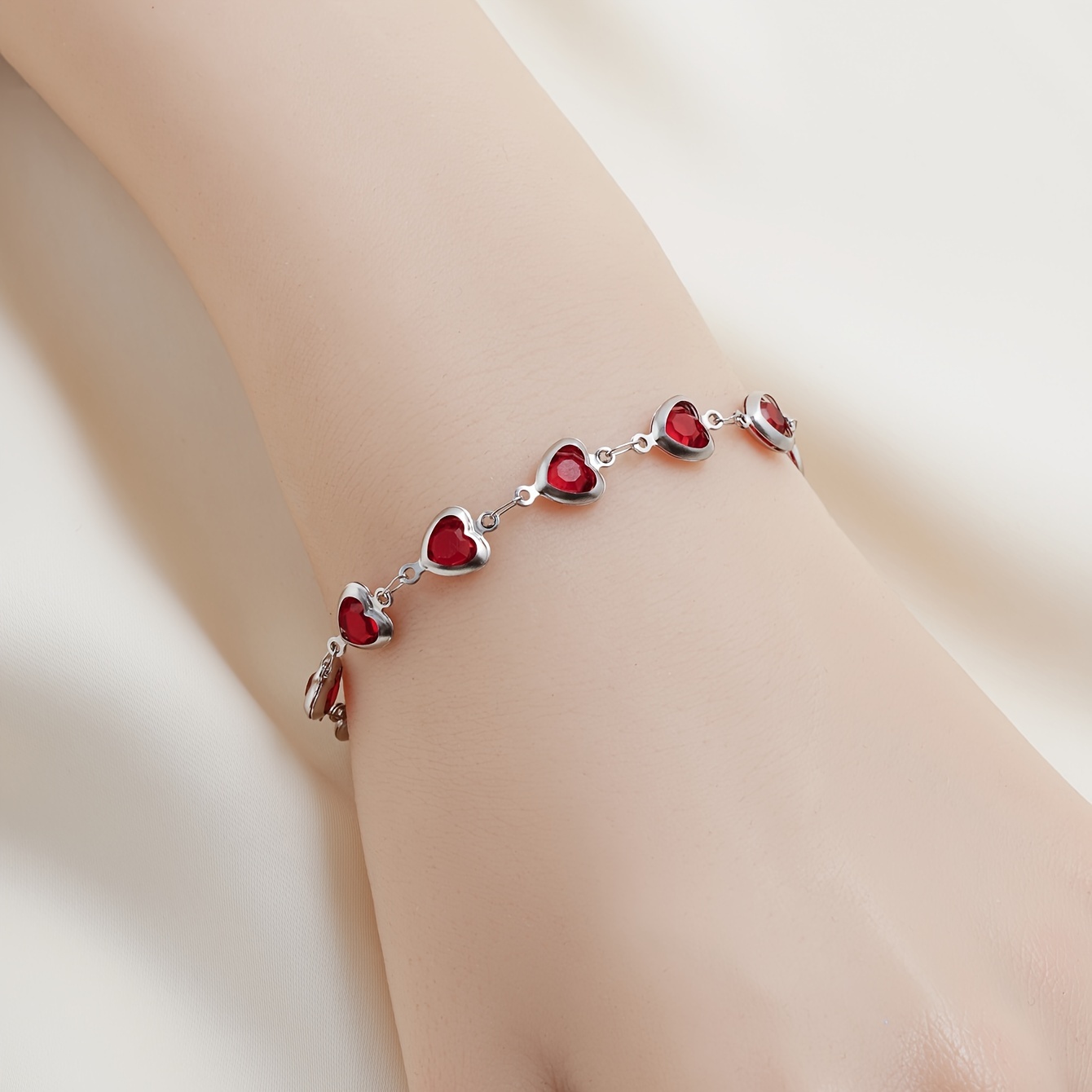 A Fashionable And Colorful Heart-shaped Glass Stainless Chain Women's Bracelet Casual Vacation Party Additions (colored Random)