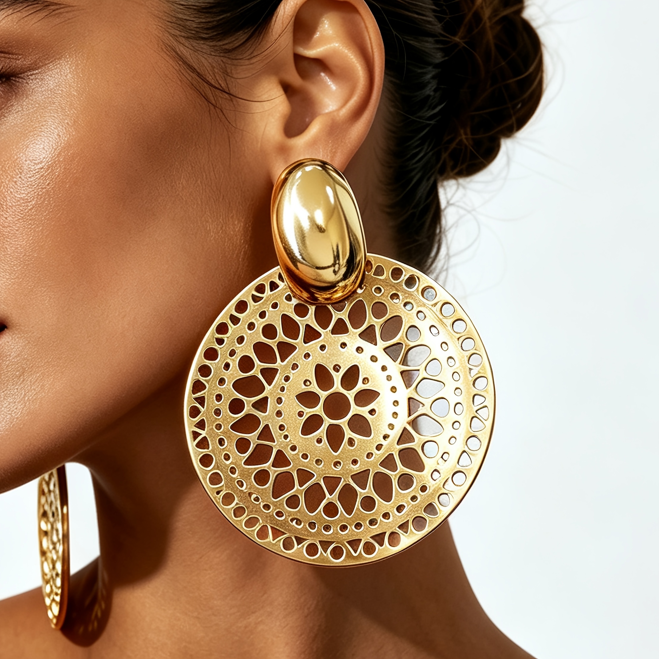 TEMU Une paire de boucles d'oreilles pendantes tendance pour femme avec de perles géométriques brillantes, disques floraux évidés sculptés et grands