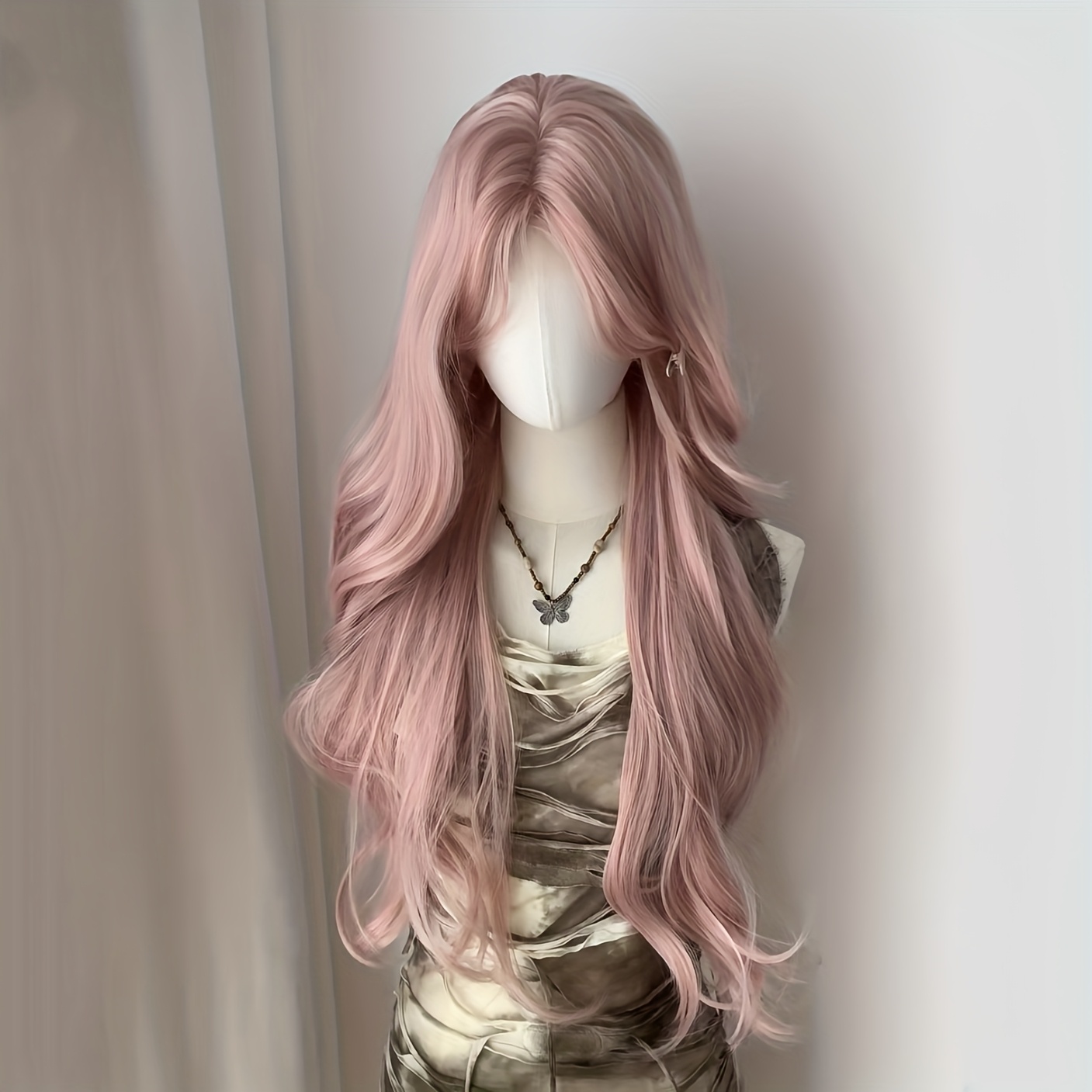 E-shop 12-Monate universelle 26-Zoll-Damenperücke, Hellrosa, seitlich gescheiteter Pony, gewelltes langes lockiges Haar, geeignet für tägliches