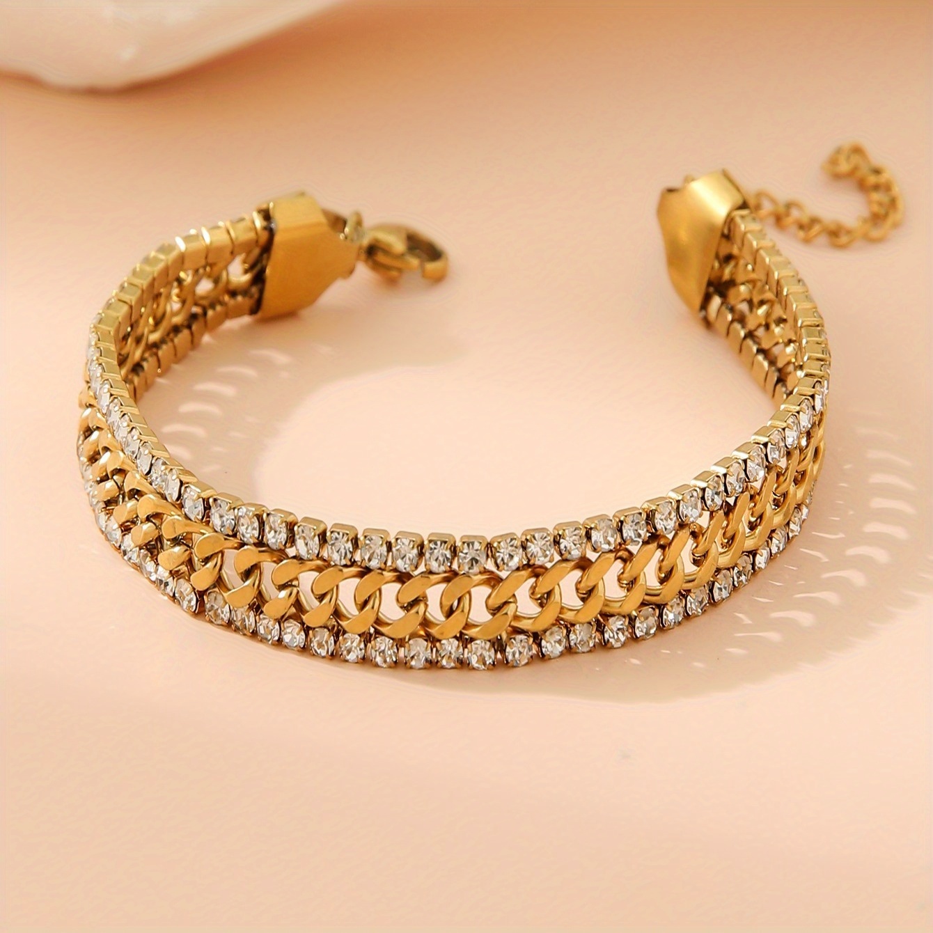 TEMU Une bracelet de tennis pour femme en acier inoxydable plaqué or , d'une chaîne large avec des zircons cubiques. Cet article de épais et luxueux