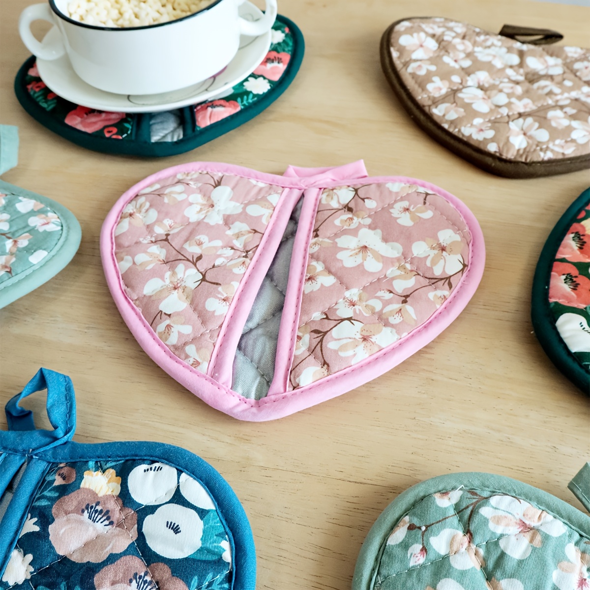 2pcs Heart-Shaped 15.01 X 19.84 cm Thickened Fabric Insulated Pads And Placemats Set, Vintage Floral Print High-Temperature Resistant Multi-Purpose Hanging Coasters, for Placing Cups, Water Bottles, And Bowls, Suitable As Mother'S Day Gift