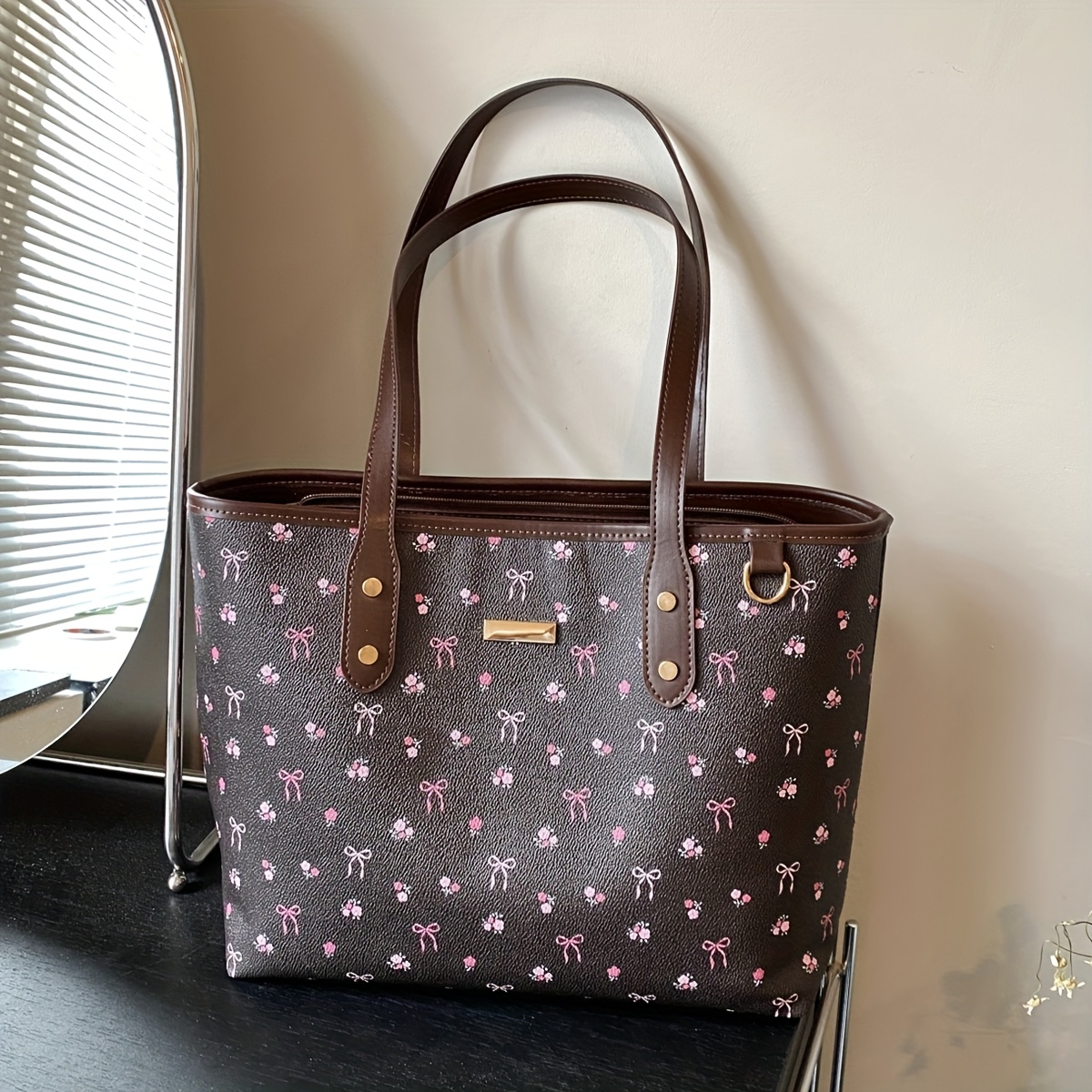 Image of Fashionable And Elegant Large-capacity High-value Totebag, Niche Design Bow Flower Print Shoulder Bag, Daily Versatile Popular Women's Underarm Bag, Suitable For Commuting To Work, Dating And Shopping