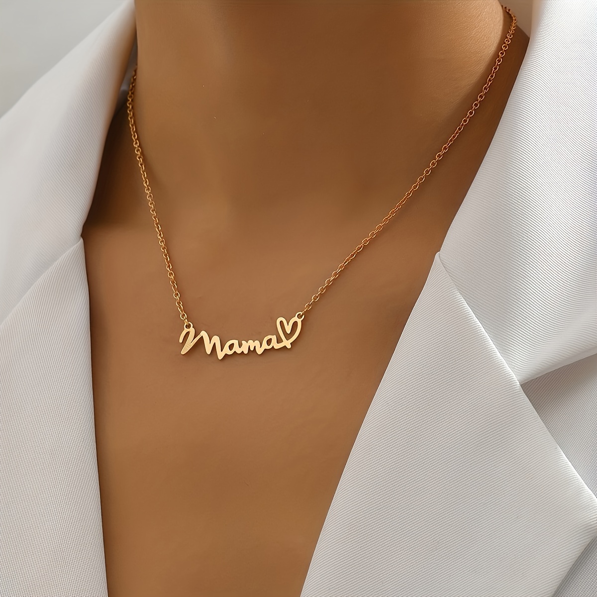 

Pendentif de cœur en fer simple Mama pour femmes, collier élégant pour tous avec chaîne de col de chemise - Cadeau idéal pour des Mères