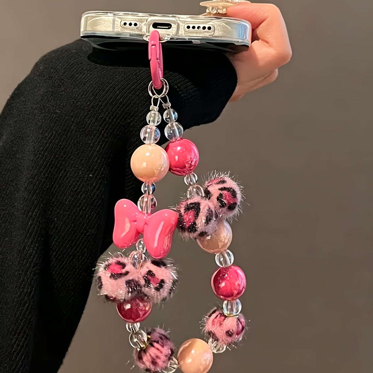 TEMU (Cordon et Clip pour Téléphone) Chaîne de Poignet 2-en-1 Y2K Rose Sexy en Peluche avec Perles, Pendentif Anti-Perte de Nœud, Décoration pour