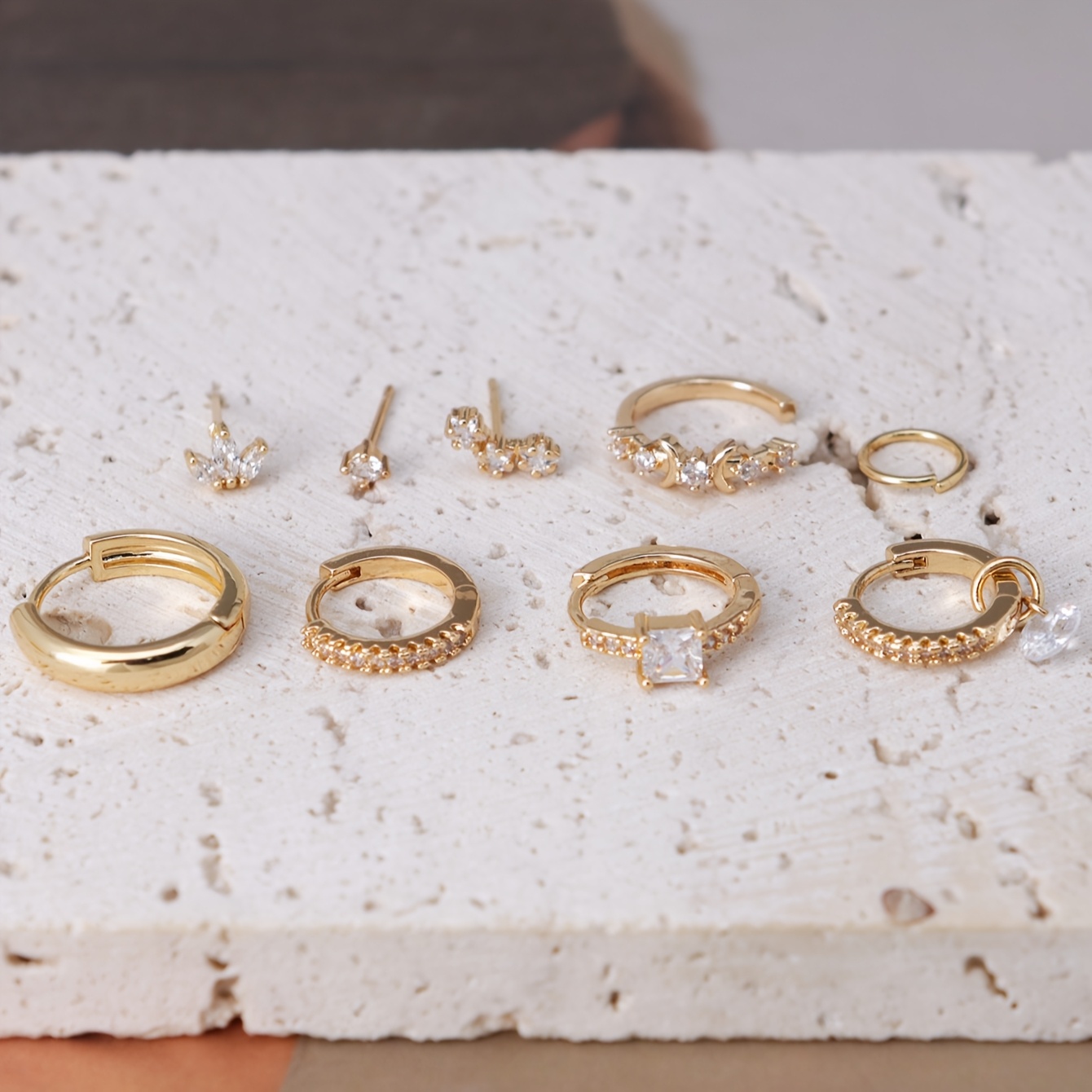 E-shop 9-teiliges Damenmode-Ohrring-Set, Exquisite und kleine synthetische Zirkonia-Verzierung mit Stern und Mond, Mehrfach gestapelte durchbohrte