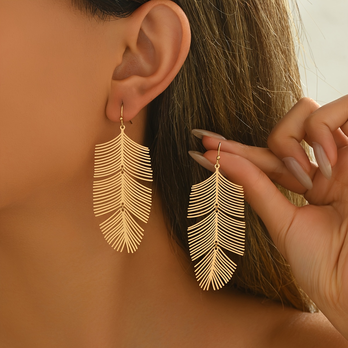 Fashionable And Elegant Spliced Feather-shaped Earrings, Light Luxury And Versatile Style, Without Battery