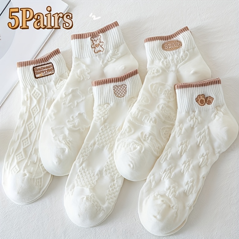 E-shop Eine Packung mit 5 Paar Damen Socken in reinem Weiß mit Designs von Kätzchen, Teddybären, Herzen, Hasen und Schleifen