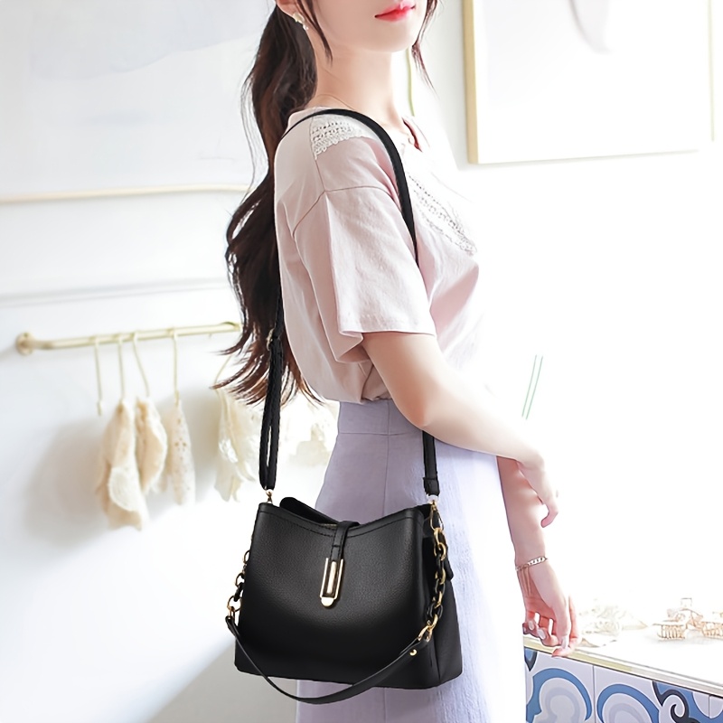 

Sac à bandoulière noir élégant pour femmes, thème anime, aux taches, bretelles fixes, fermeture à glissière, doublure en polyester, embellissement par applique, détail de peinture sur les bords