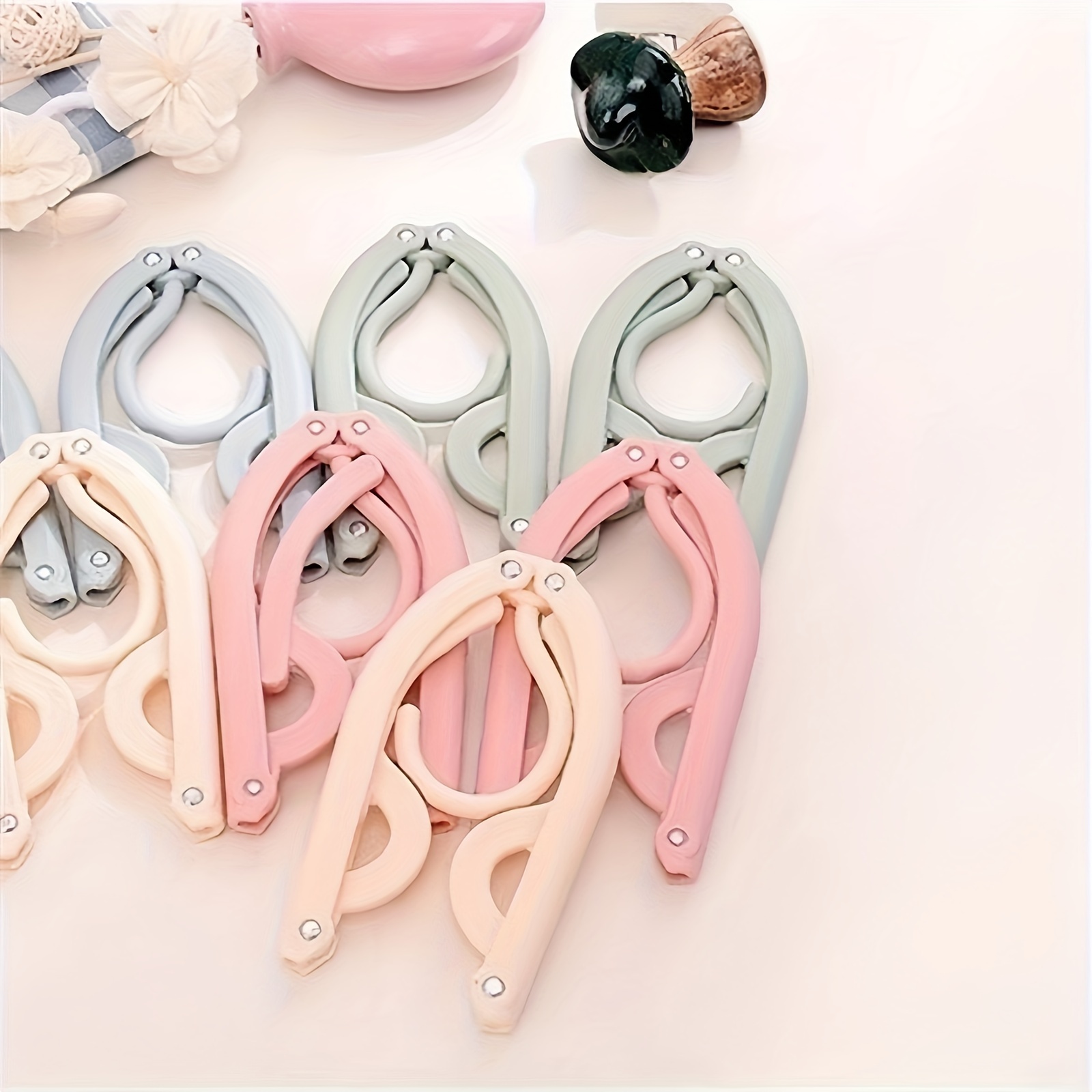 

5 Pcs Foldable Travel Clothes Hangers: Lightweight Plastic Hangers For Easy Packing And Storage