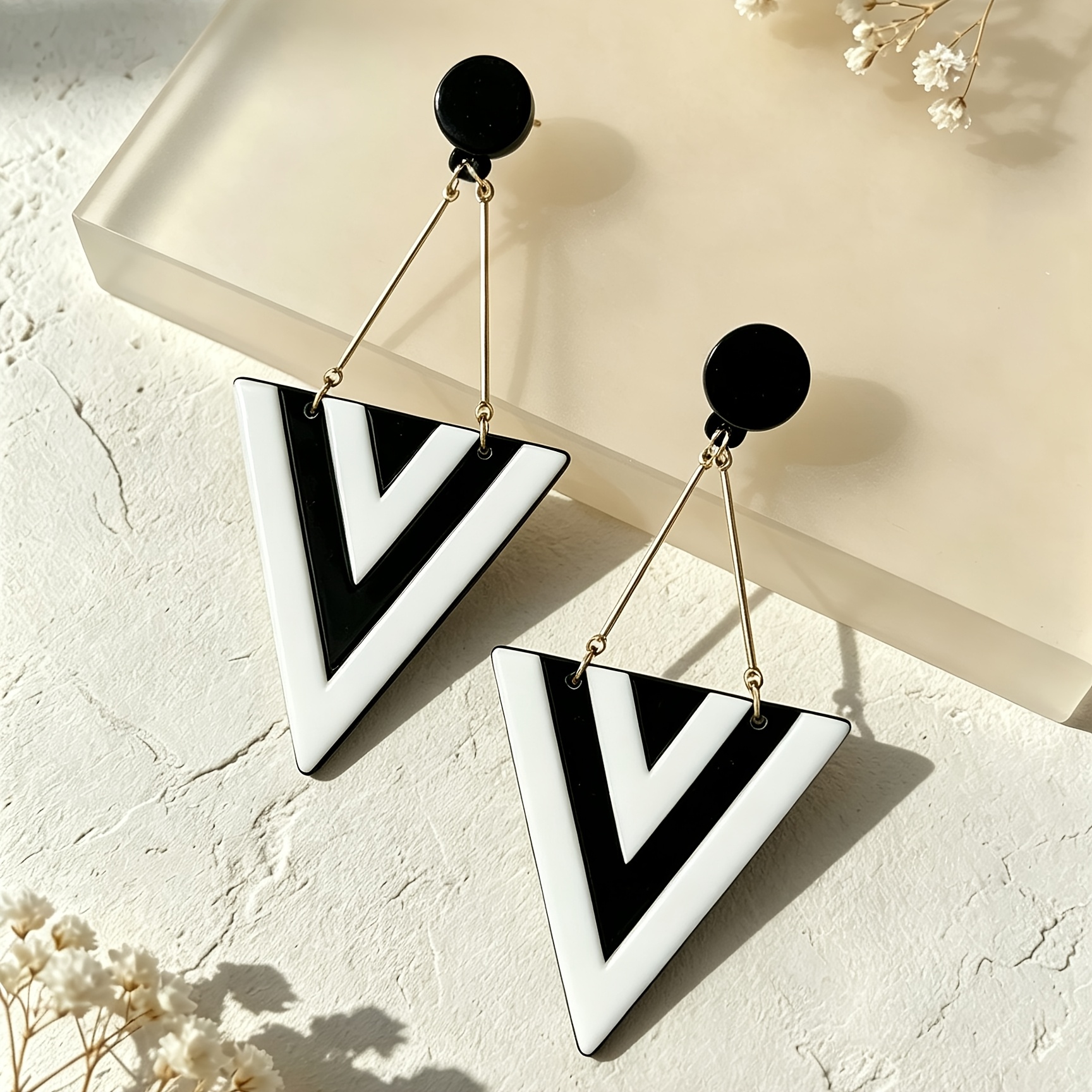Women's 2pcs/Set Elegant Black and White Triangle Pendant Earrings