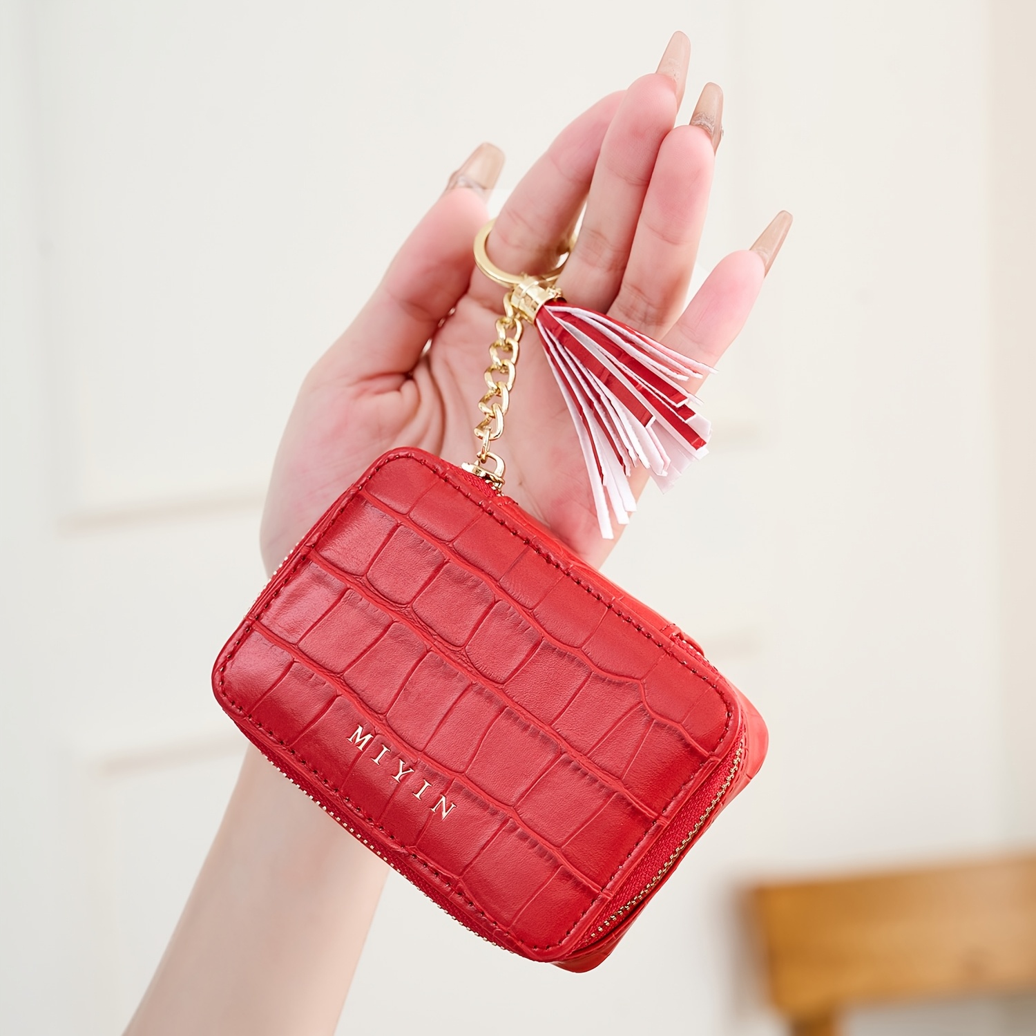 TEMU Mini trousse de maquillage rose à motif crocodile avec , organisateur de voyage portable avec porte-clés à pompon, design compact pour un