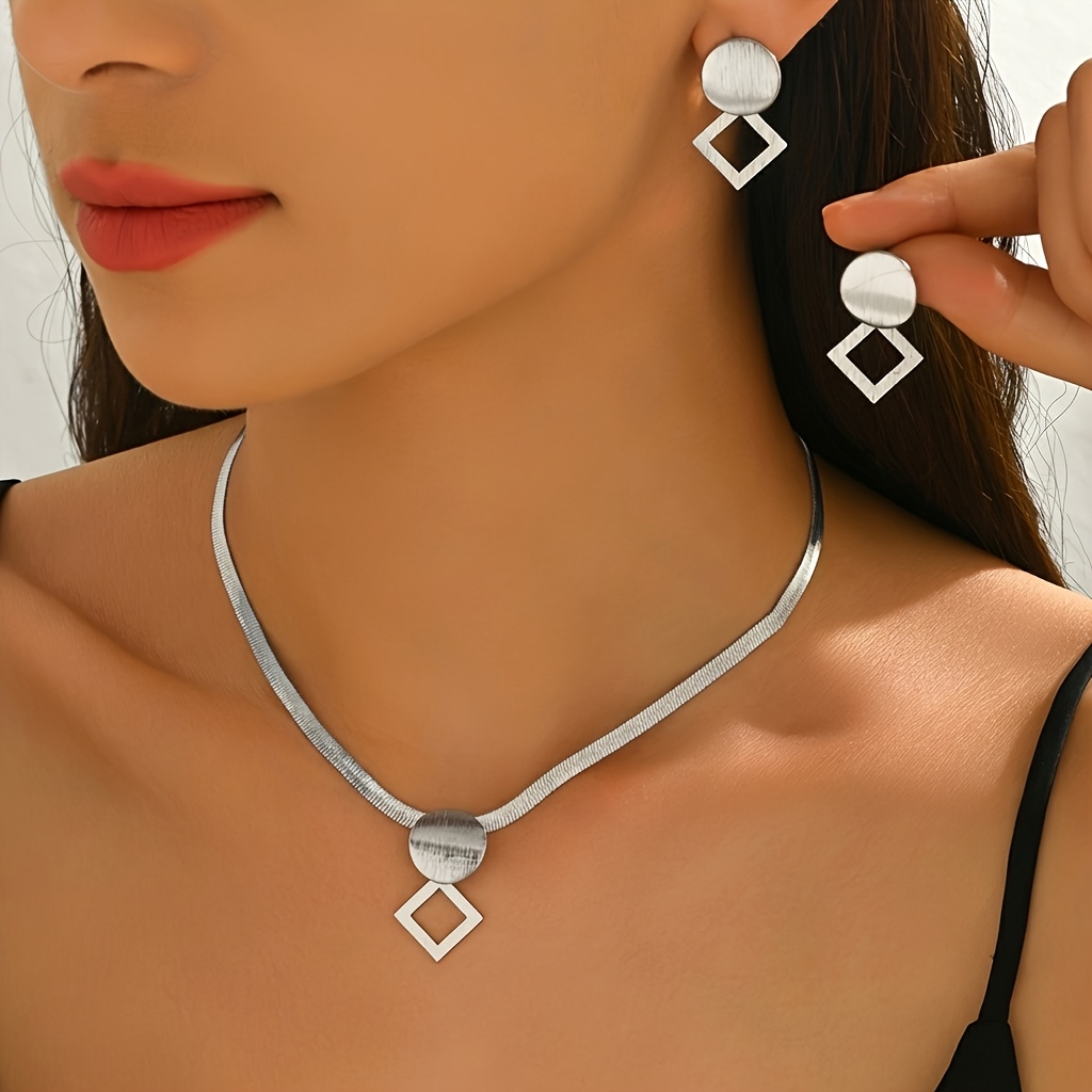 TEMU Juego de 2 piezas: collar de cadena de serpiente combinado con aretes geométricos redondos y de . Un elegante juego de collar y aretes para