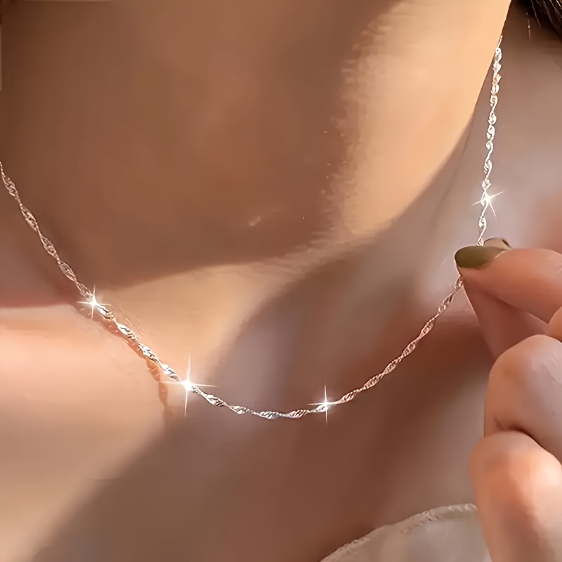 E-shop Elegante klassische minimalistische Damen Edelstahl 2mm silberfarbene Wellenkettenhalskette, hypoallergen, farbecht, glänzende