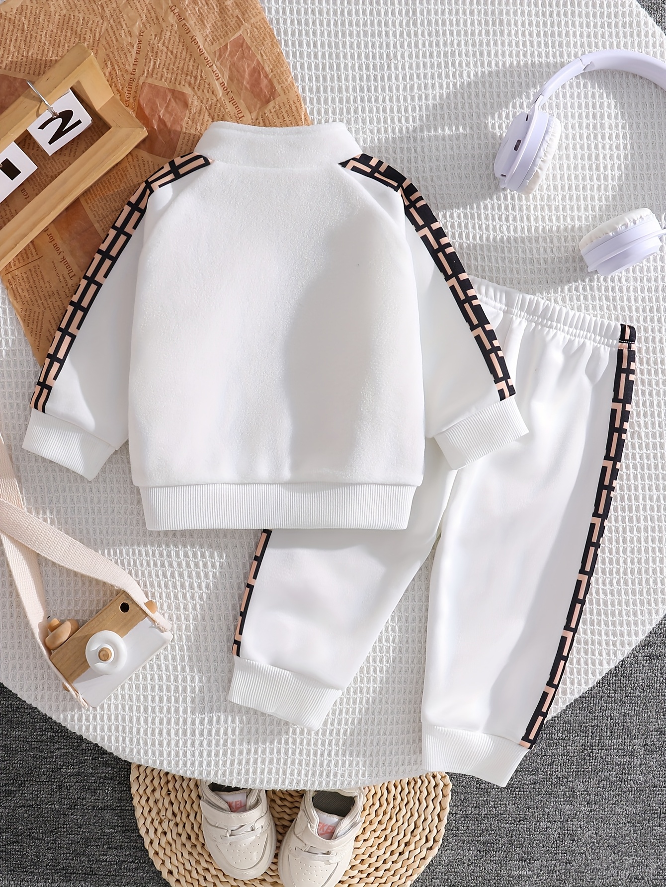 nieuwe herfst- en winteroutfit in sportieve stijl voor babyjongens