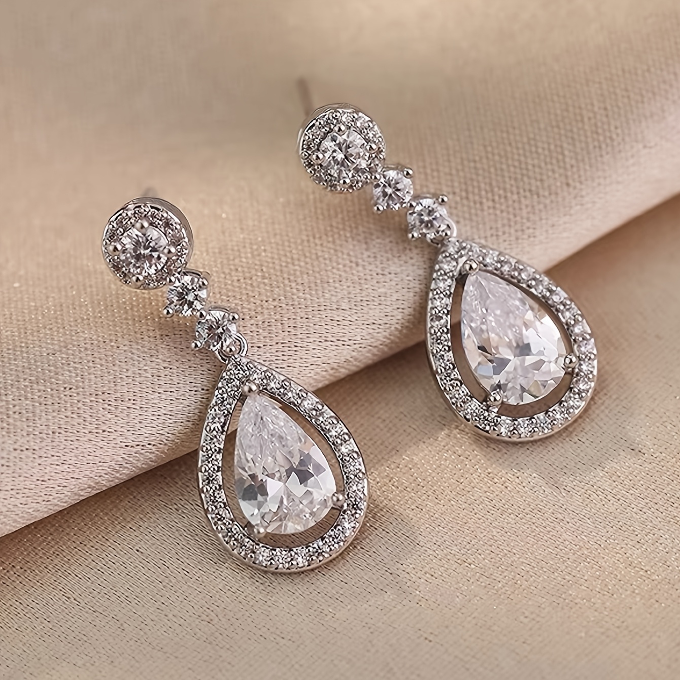 Image of 1 Pair Of Sweet Luxury Glass Inlaid High-end Cold Minimalist Water Drop Shape Women's Exquisite Daily Versatile Dangle Earrings