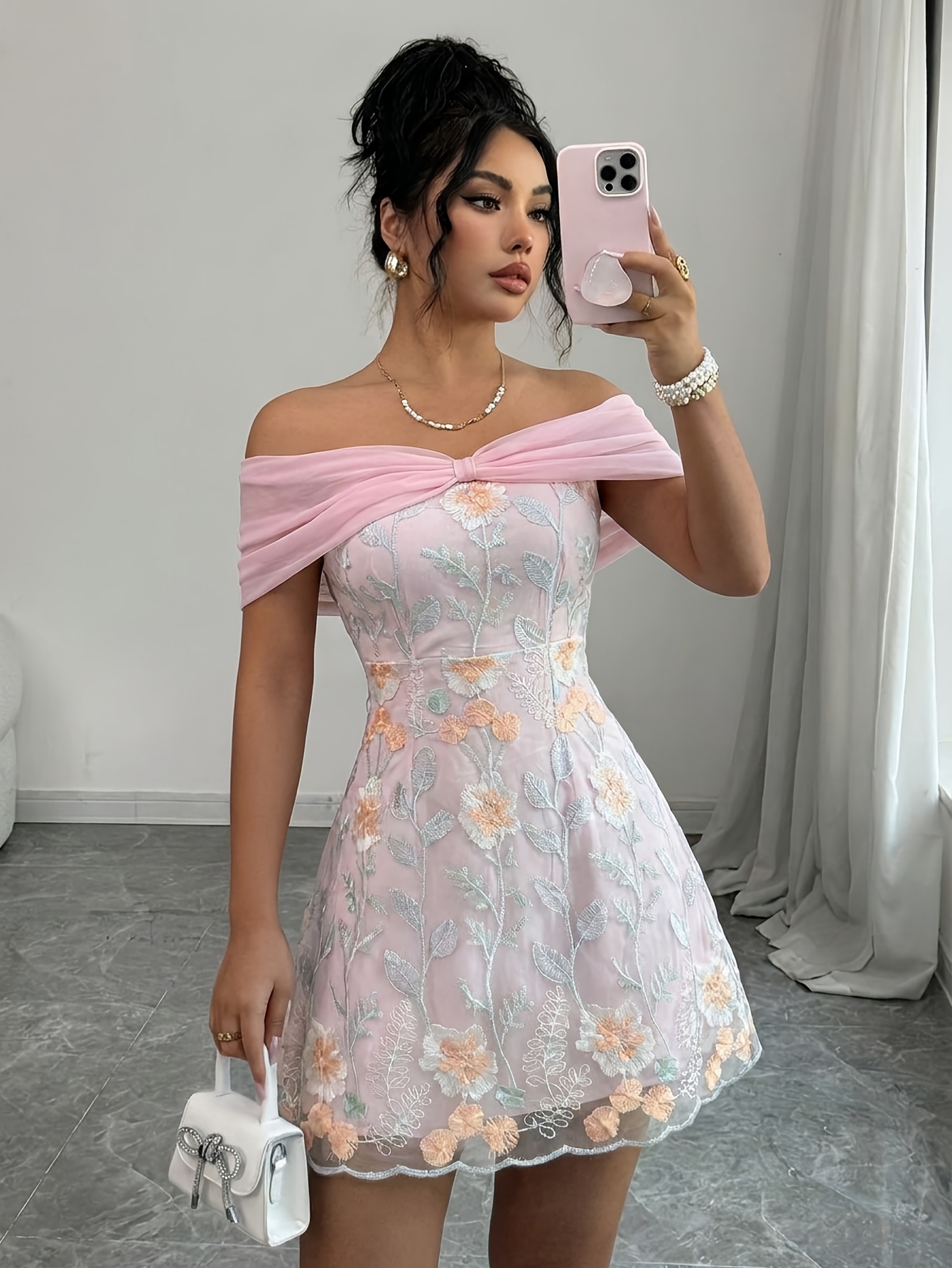 Robe élégante pour femme avec broderie en résille, patchwork de couleur unie et encolure asymétrique à une épaule