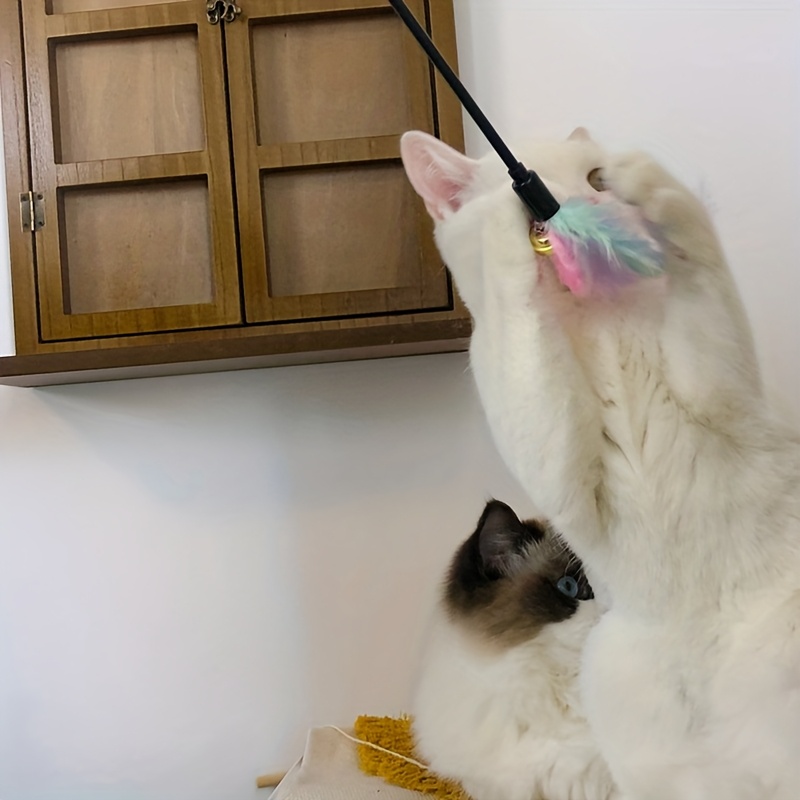 1/2 bucăți Jucărie Interactivă pentru Pisici cu Pene Colorate - Băț de Plastic pentru Pisici de Interior, Băț de Vânătoare pentru Exerciții pentru Pisici de Diferite Rase, Stimulator cu Pene pentru Stimulare și Antrenament
