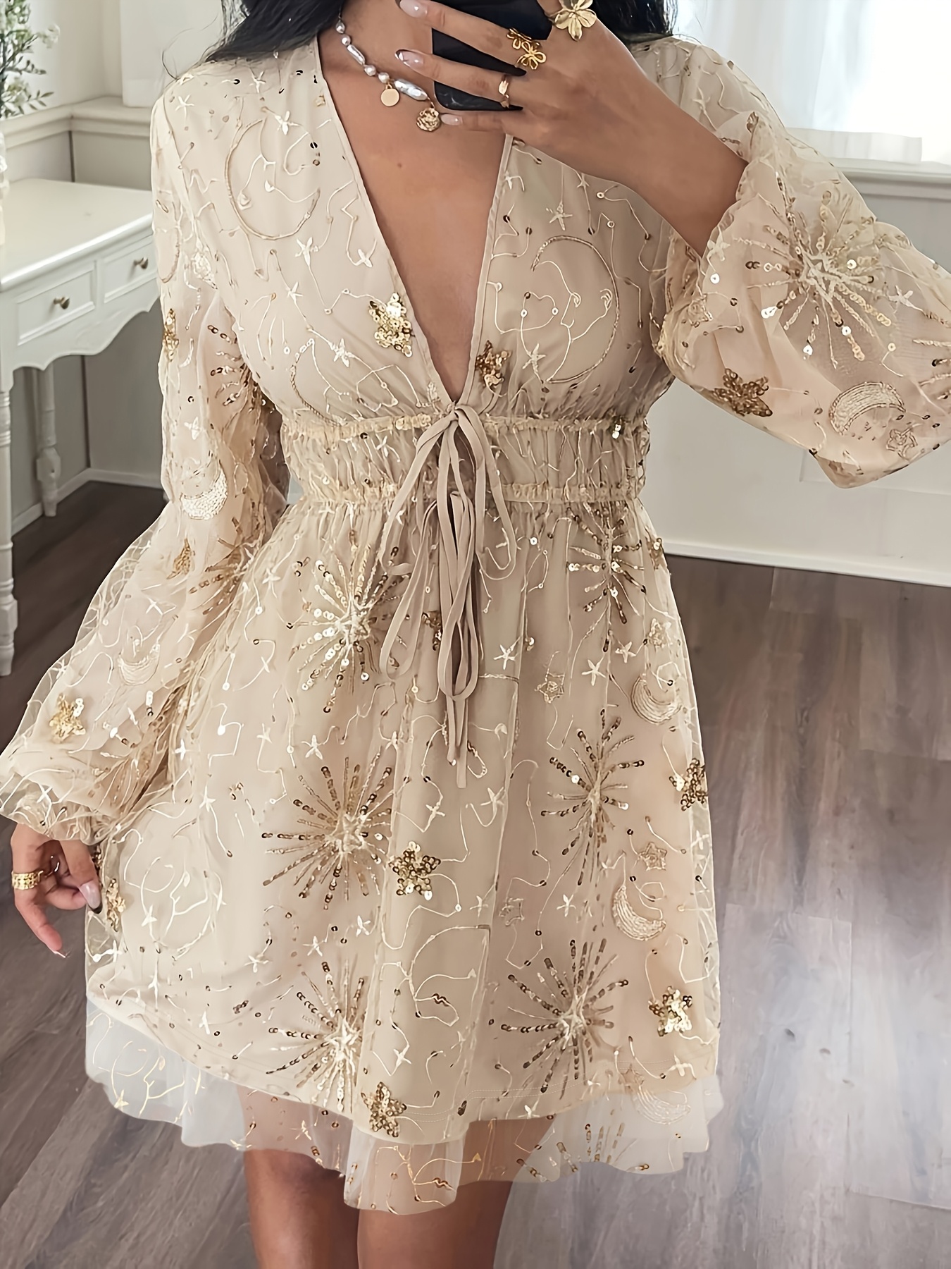 Élégante robe longue à sequins et col en V | Couleur champagne, détail peplum asymétrique, longueur midi pour adultes
